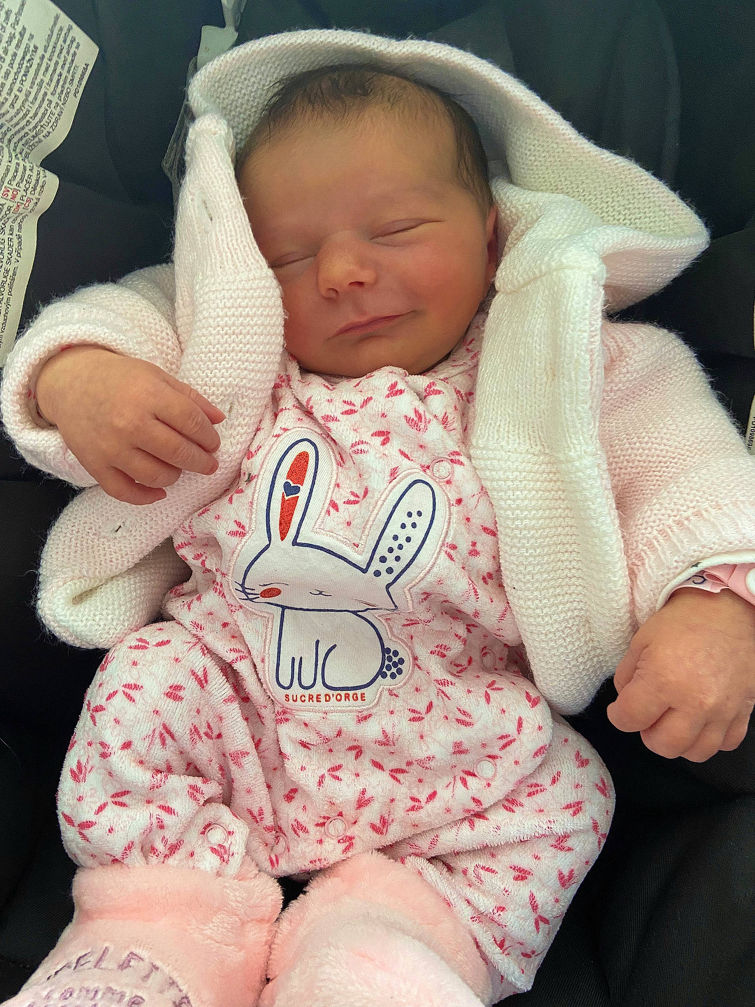 Luna participe au concours pour gagner de l'argent avec cette photo : baby, baby_sleeping, baby_toddler_clothing, cheek, comfort, facial_expression, finger, head, human_body, lip, mammal, mouth, nose, organ, person, pink, product, skin, sleeve, textile