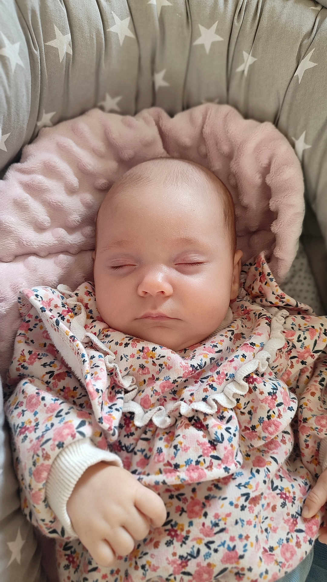 Eléanore participe au concours pour gagner de l'argent avec cette photo : baby, sleeping, infant, floral_clothing, cushion, blanket, soft_texture, star_pattern, cute, peaceful, indoors, close_up, hand, portrait, child, newborn, cozy, comfortable, rest, adorable