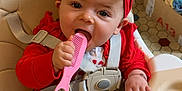 Shelby participe au concours pour gagner de l'argent avec cette photo : baby, high_chair, comb, headband, bow, red_clothing, white_clothing, heart_pattern, infant, chewing, indoor, kitchen, floor_tiles, cardboard_box, baby_toy, strap, sitting, cute, child, person