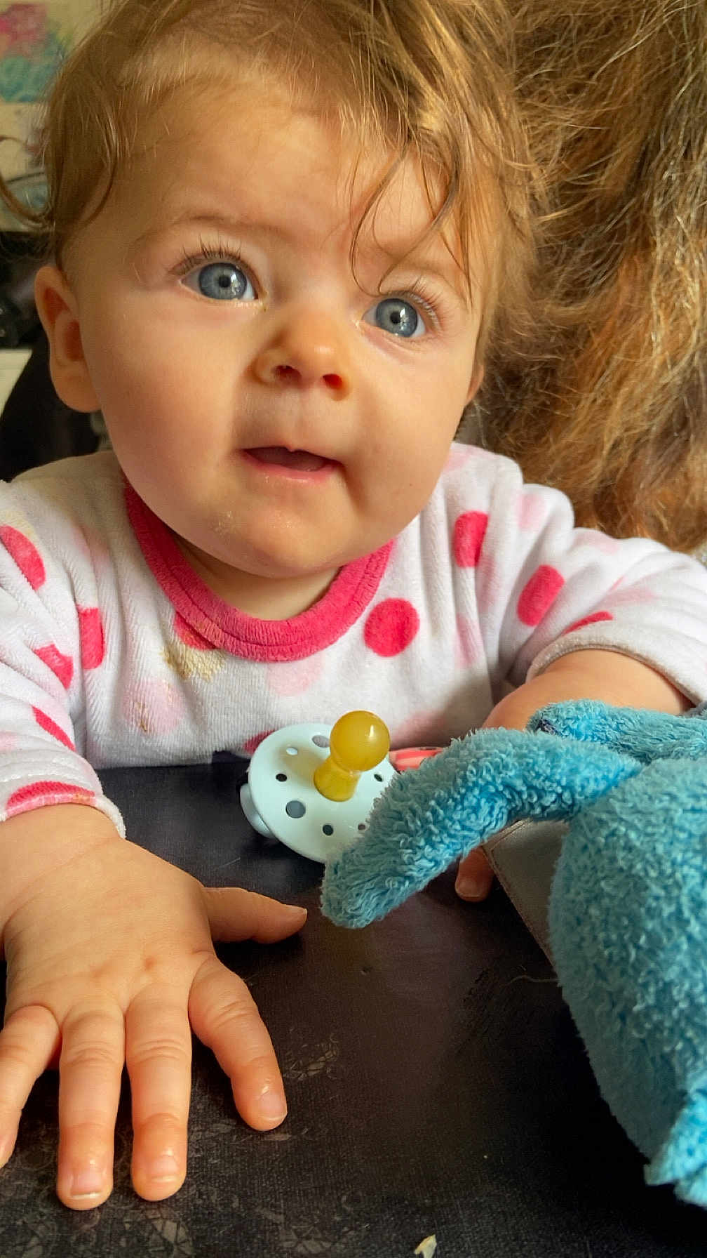 Shelby a rejoint le concours — aidez-le/la à gagner de superbes lots ! baby, child, blue_eyes, polka_dot, pacifier, toy, hand, curly_hair, face, infant, cute, indoor, closeup, expression, soft_toy, clothing, person, portrait, skin, table
