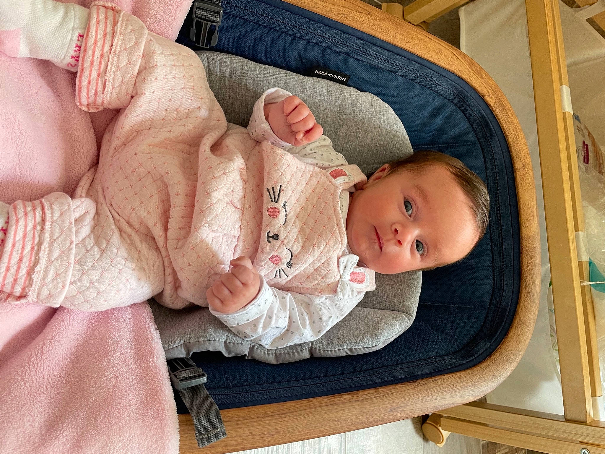 Chloé participe au concours pour gagner de l'argent avec cette photo : baby, baby_carriage, baby_products, baby_safety, baby_sleeping, baby_toddler_clothing, cheek, child, comfort, facial_expression, finger, hat, linens, mouth, peach, person, room, sitting, skin, thumb