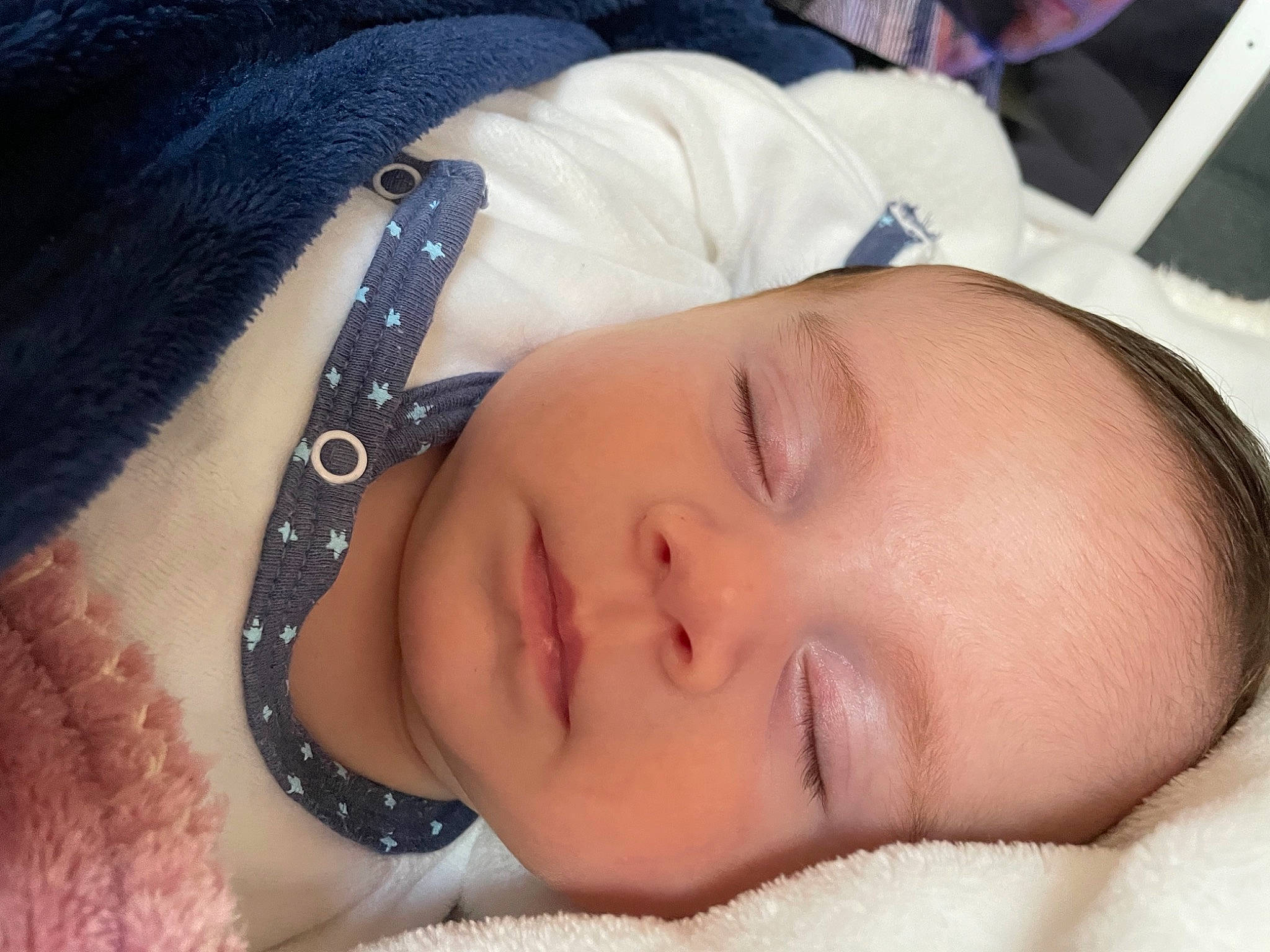 Chloé participe au concours pour gagner de l'argent avec cette photo : baby, baby_sleeping, bedtime, cheek, chest, child, comfort, eyebrow, eyelash, face, finger, iris, linens, lip, mouth, nap, neck, nose, person, skin