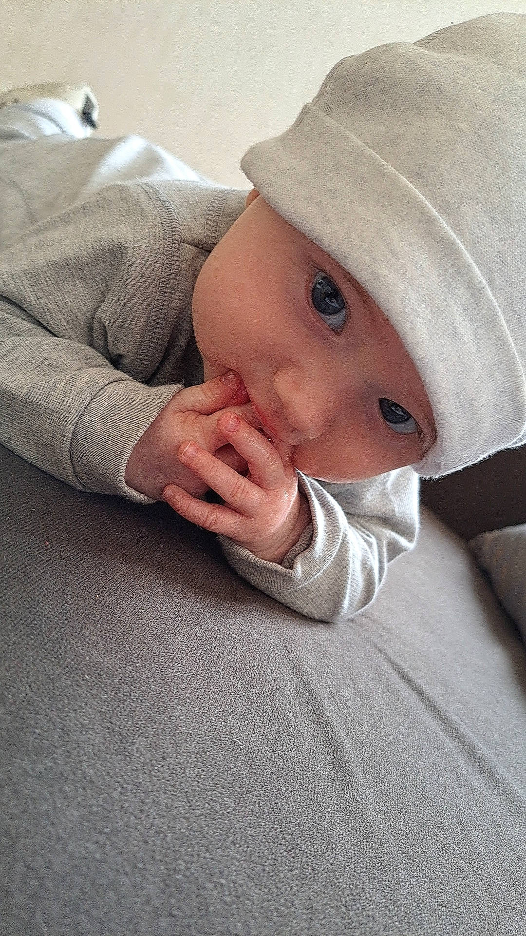 Kayla a rejoint le concours — aidez-le/la à gagner de superbes lots ! baby, baby_toddler_clothing, beanie, cap, cheek, child, comfort, costume_hat, eyelash, fashion_accessory, fur, hat, headwear, linens, lip, nail, person, sitting, sleeve, sun_hat
