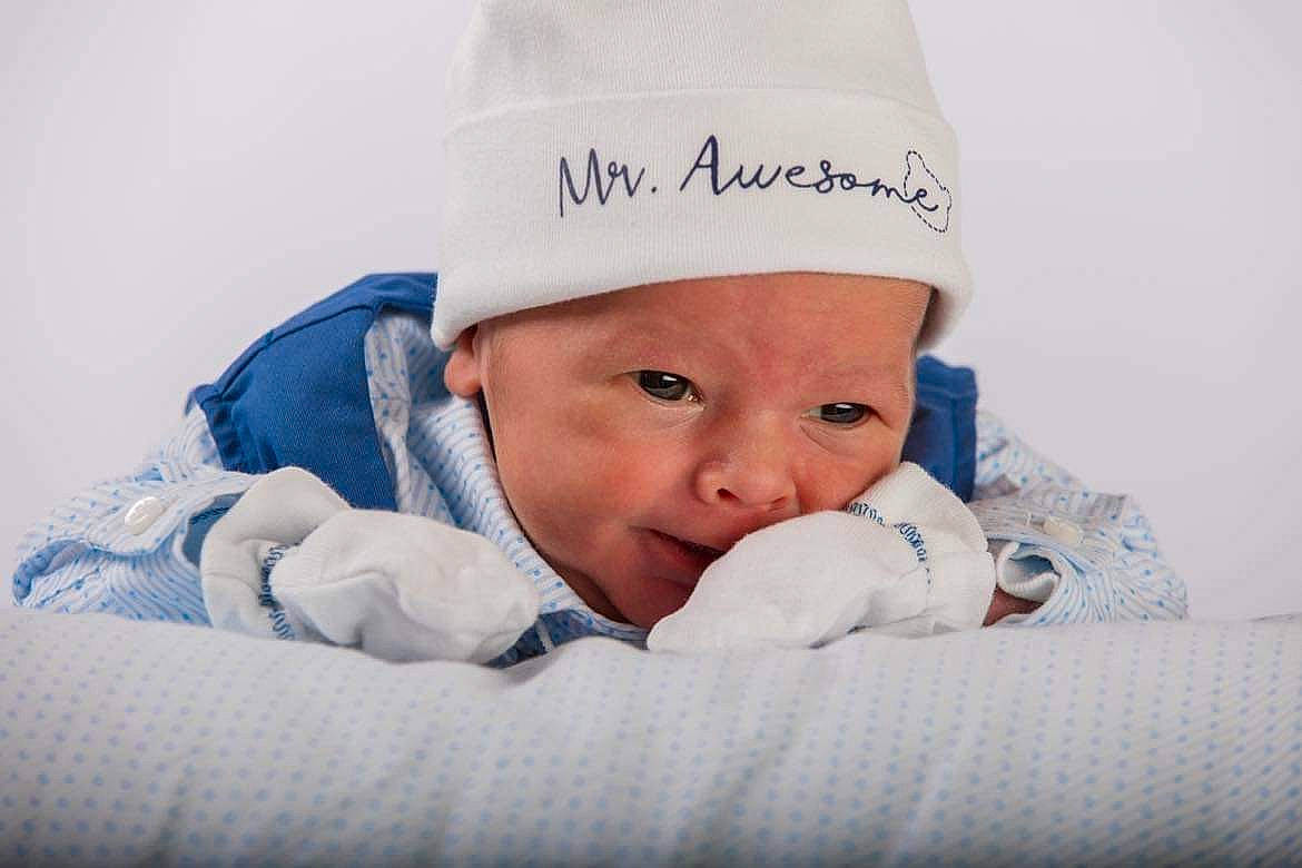 Miguel a rejoint le concours — aidez-le/la à gagner de superbes lots ! baby, baby_products, baby_sleeping, baby_toddler_clothing, beanie, bedtime, cap, cheek, child, comfort, fashion_accessory, fur, handwriting, happy, headgear, headwear, knit_cap, linens, person, room