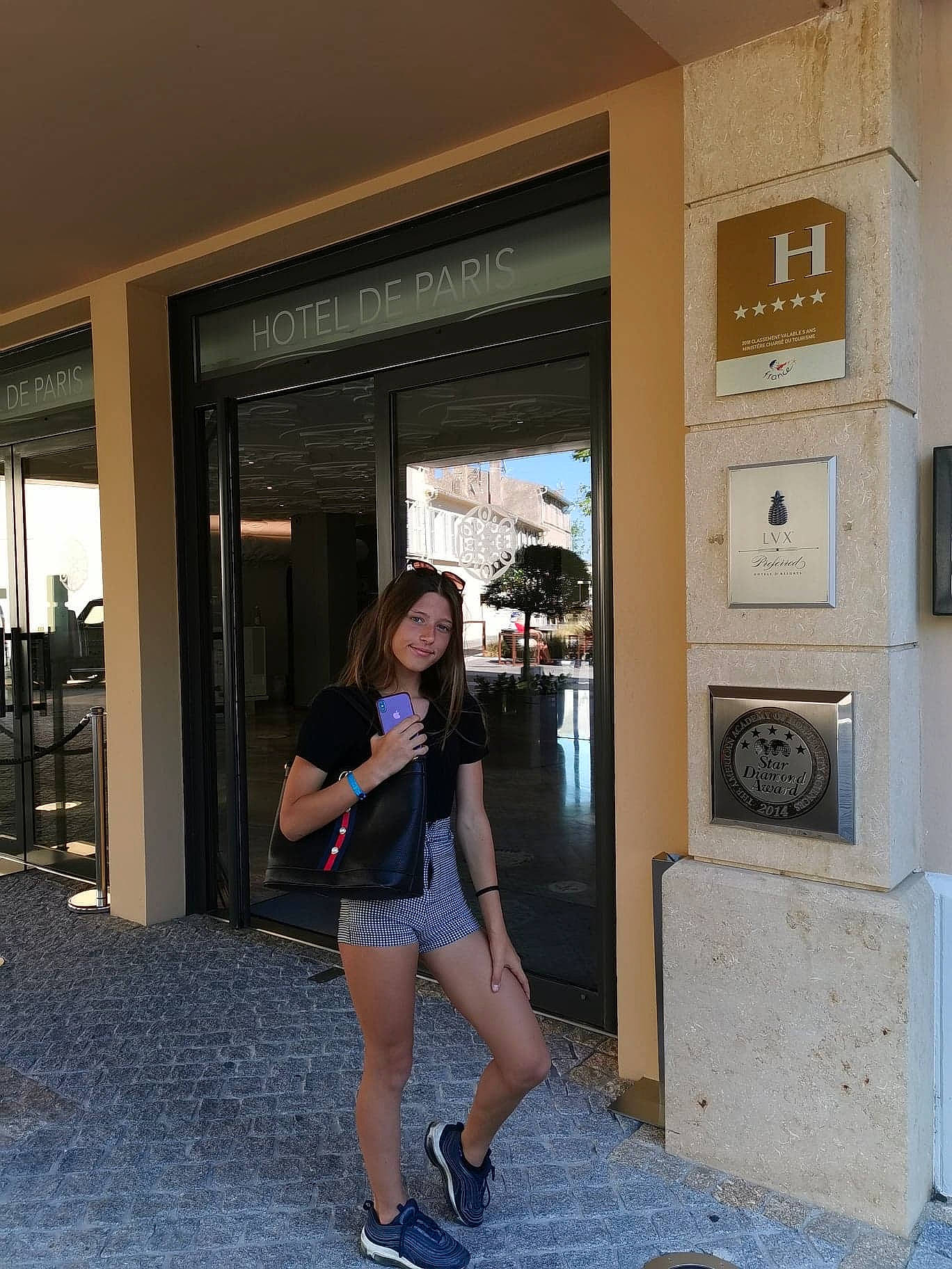 Stelly a rejoint le concours — aidez-le/la à gagner de superbes lots ! architecture, beauty, building, door, footwear, fun, house, human_leg, joy, leg, person, photography, shoe, shorts, tourism, vacation