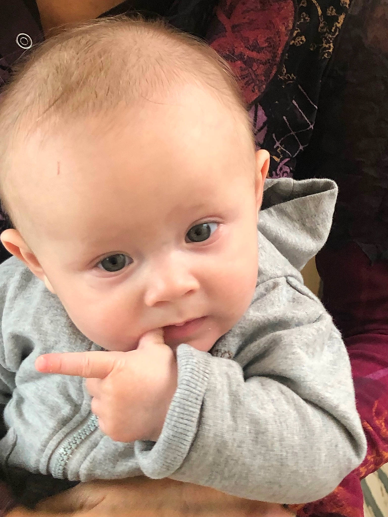 Valentin a rejoint le concours — aidez-le/la à gagner de superbes lots ! cheek, chin, ear, eye, eyebrow, eyelash, face, facial_expression, forehead, gesture, hair, happy, head, iris, lip, mouth, nose, person, skin, sleeve