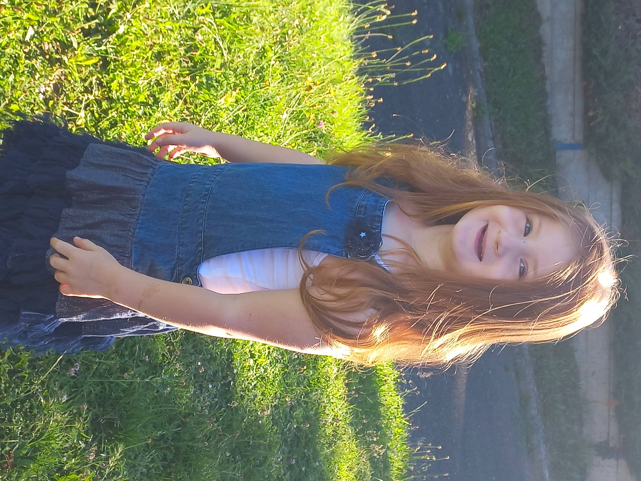 Alizée a rejoint le concours — aidez-le/la à gagner de superbes lots ! beauty, cool, electric_blue, fashion, flash_photography, fun, grass, hairstyle, happy, human_leg, joy, landscape, leisure, long_hair, people_in_nature, person, plant, smile, summer, sunlight