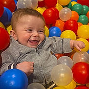 Andrea a rejoint le concours — aidez-le/la à gagner de superbes lots ! baby, ball_pit, blue_ball, child, colorful_balls, cute, face, fun, green_ball, happy, indoor, infant, jacket, joy, leisure, play, red_ball, smiling, white_ball, yellow_ball