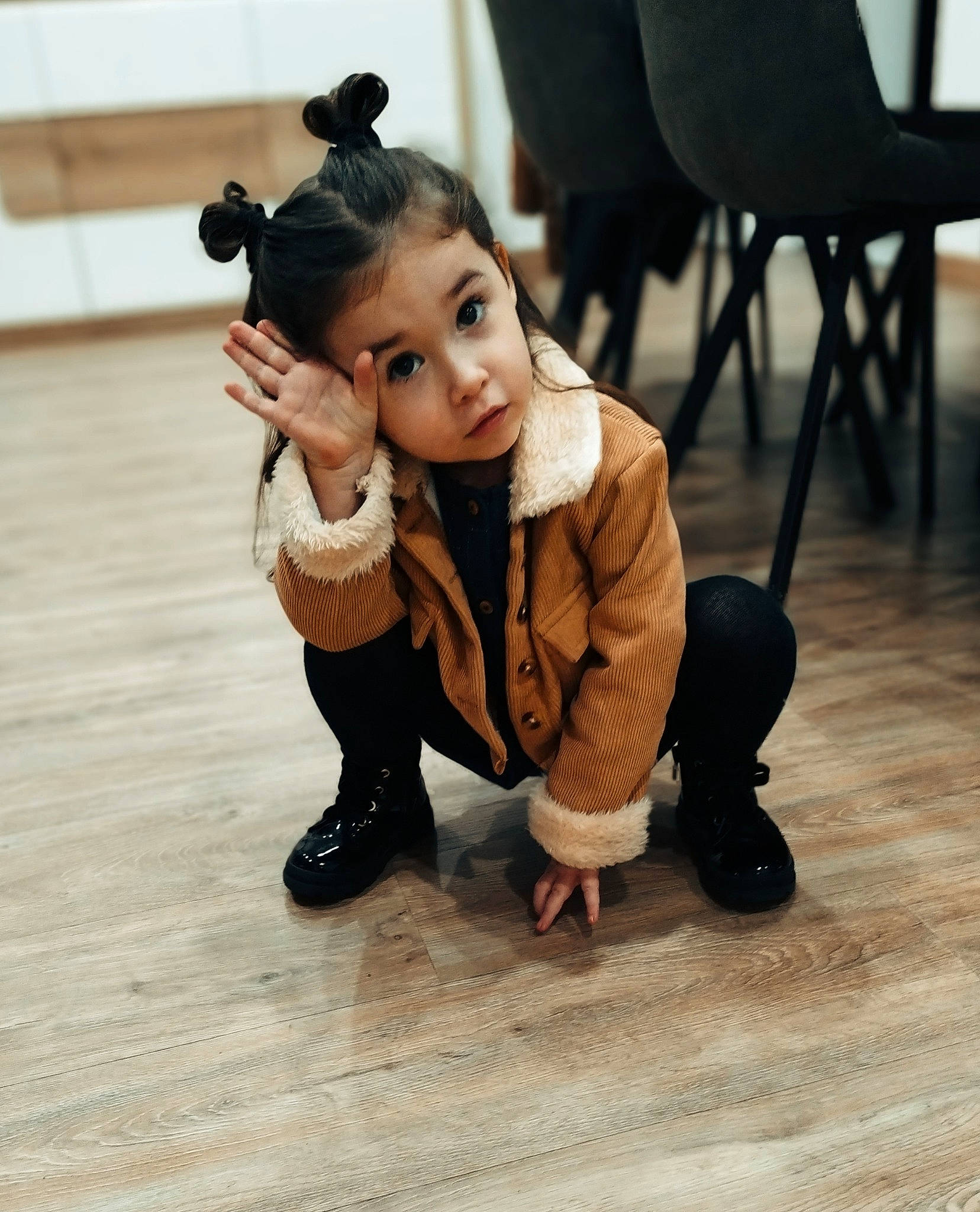 Alya a rejoint le concours — aidez-le/la à gagner de superbes lots ! chair, event, fashion_design, floor, flooring, foot, fun, fur, happy, hardwood, human_leg, joint, knee, leg, leisure, person, skin, sneakers, thigh, toddler