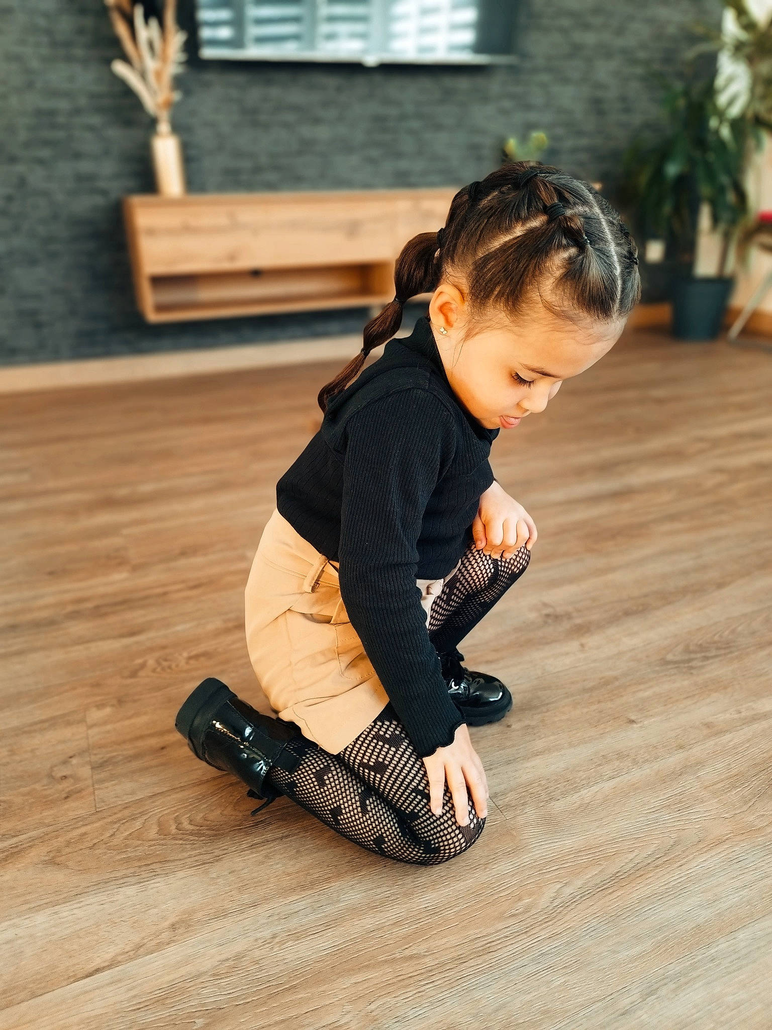 Alya participe au concours pour gagner de l'argent avec cette photo : baby_toddler_clothing, child, flooring, foot, happy, hardwood, houseplant, human_leg, knee, laminate_flooring, leisure, person, sandal, skin, sleeve, sock, sportswear, thigh, toddler, wood