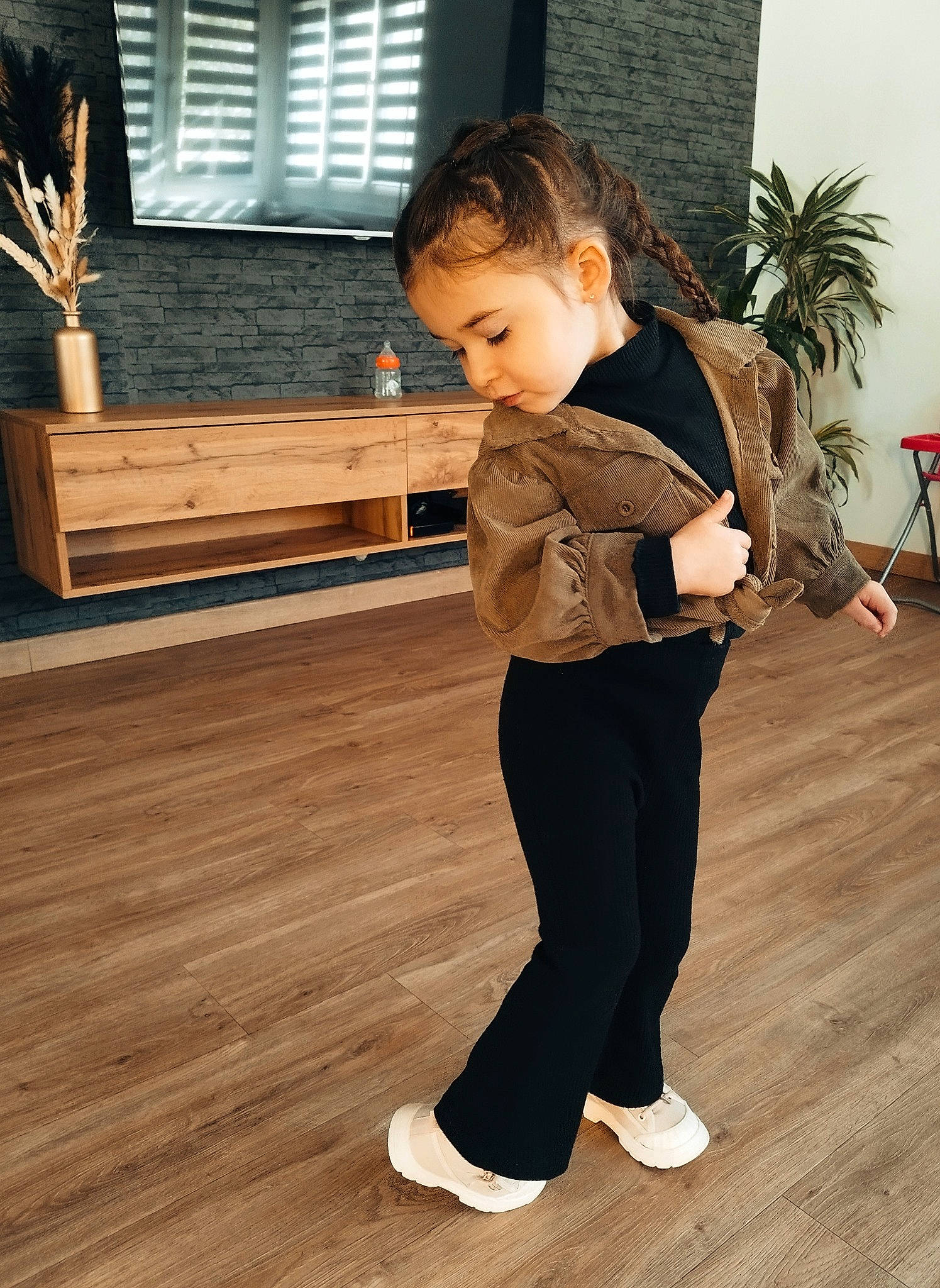 Alya participe au concours pour gagner de l'argent avec cette photo : baby_toddler_clothing, floor, flooring, formal_wear, happy, hardwood, laminate_flooring, leg, leisure, person, plant, sleeve, sportswear, thigh, toddler, trunk, varnish, waist, window, wood