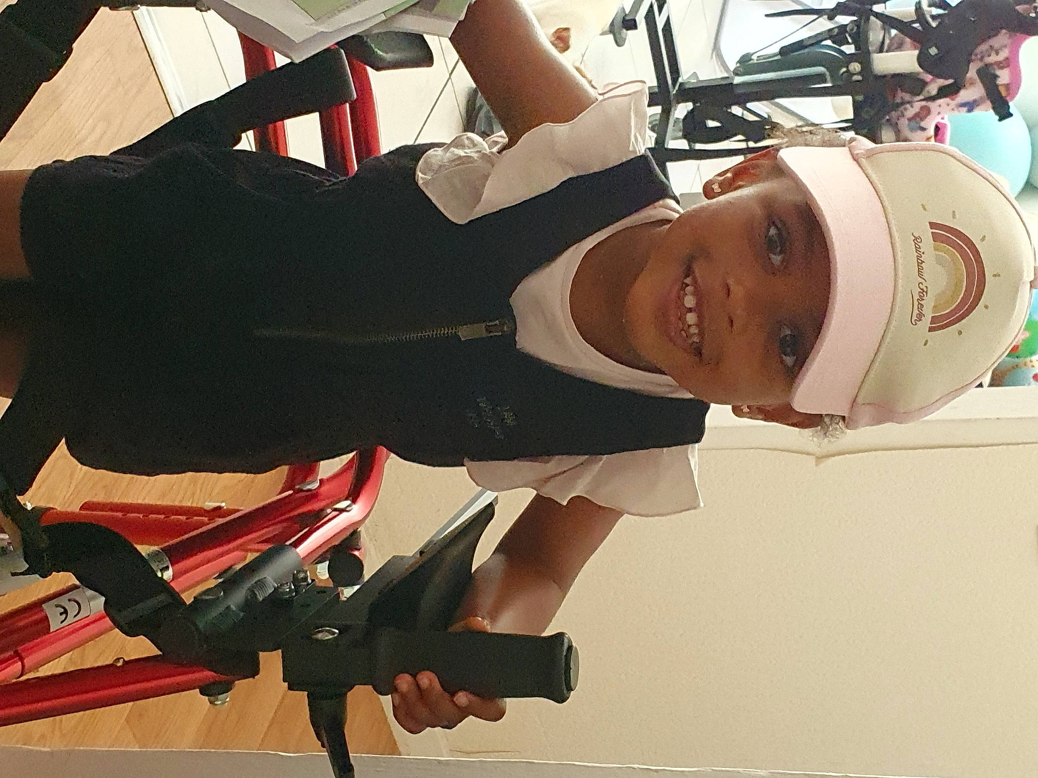 Ina a rejoint le concours — aidez-le/la à gagner de superbes lots ! automotive_design, elbow, event, eyewear, fashion_accessory, fun, hat, headwear, helmet, human_leg, joy, knee, leisure, person, personal_protective_equipment, recreation, smile, sports_equipment, thigh