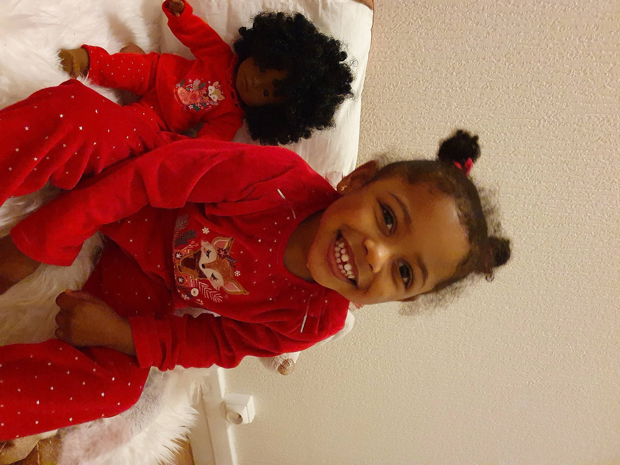 Ina a rejoint le concours — aidez-le/la à gagner de superbes lots ! baby_toddler_clothing, carmine, child, christmas, christmas_eve, event, facial_expression, fun, happy, holiday, human_body, joy, magenta, person, petal, room, smile, toddler, tradition, under_exposed