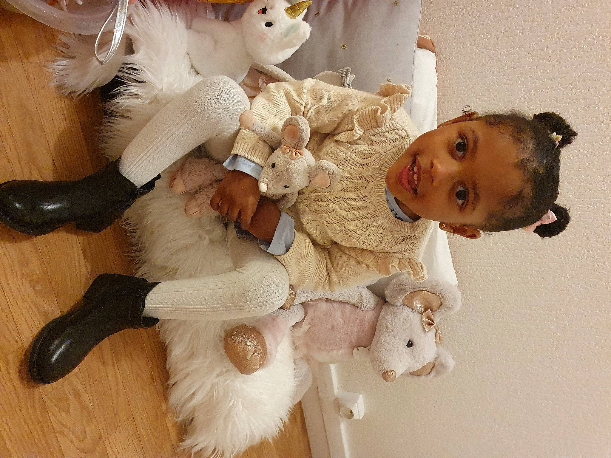 Ina a rejoint le concours — aidez-le/la à gagner de superbes lots ! baby, baby_products, baby_toys, child, companion_dog, fashion_accessory, flooring, fur, gesture, happy, hardwood, human_body, joy, person, plush, room, stuffed_toy, toddler, toy, white