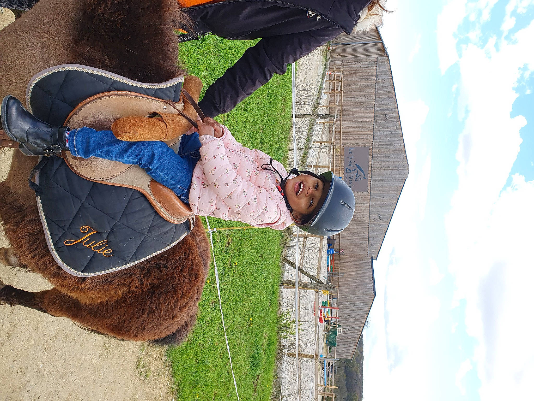 Ina participe au concours pour gagner de l'argent avec cette photo : azure, cloud, denim, elbow, electric_blue, eyewear, fun, grass, hat, headwear, human_leg, jeans, leisure, person, photograph, plant, recreation, sky, travel, tree