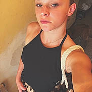 Cheyenne a rejoint le concours — aidez-le/la à gagner de superbes lots ! person, selfie, young_adult, black_top, leopard_print, animal, dog, floor, tile_floor, bag, rope_handle, indoor, cardboard_box, tennis_ball, casual_clothing, portrait, hand, face, hair, background