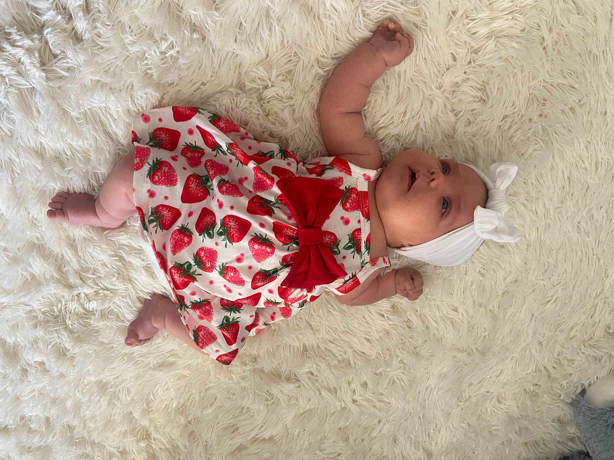 Inaya a rejoint le concours — aidez-le/la à gagner de superbes lots ! baby, baby_sleeping, baby_toddler_clothing, beach, bedding, bedtime, child, comfort, flooring, fun, happy, headgear, headwear, human_leg, linens, pattern, person, sand, skin, thigh