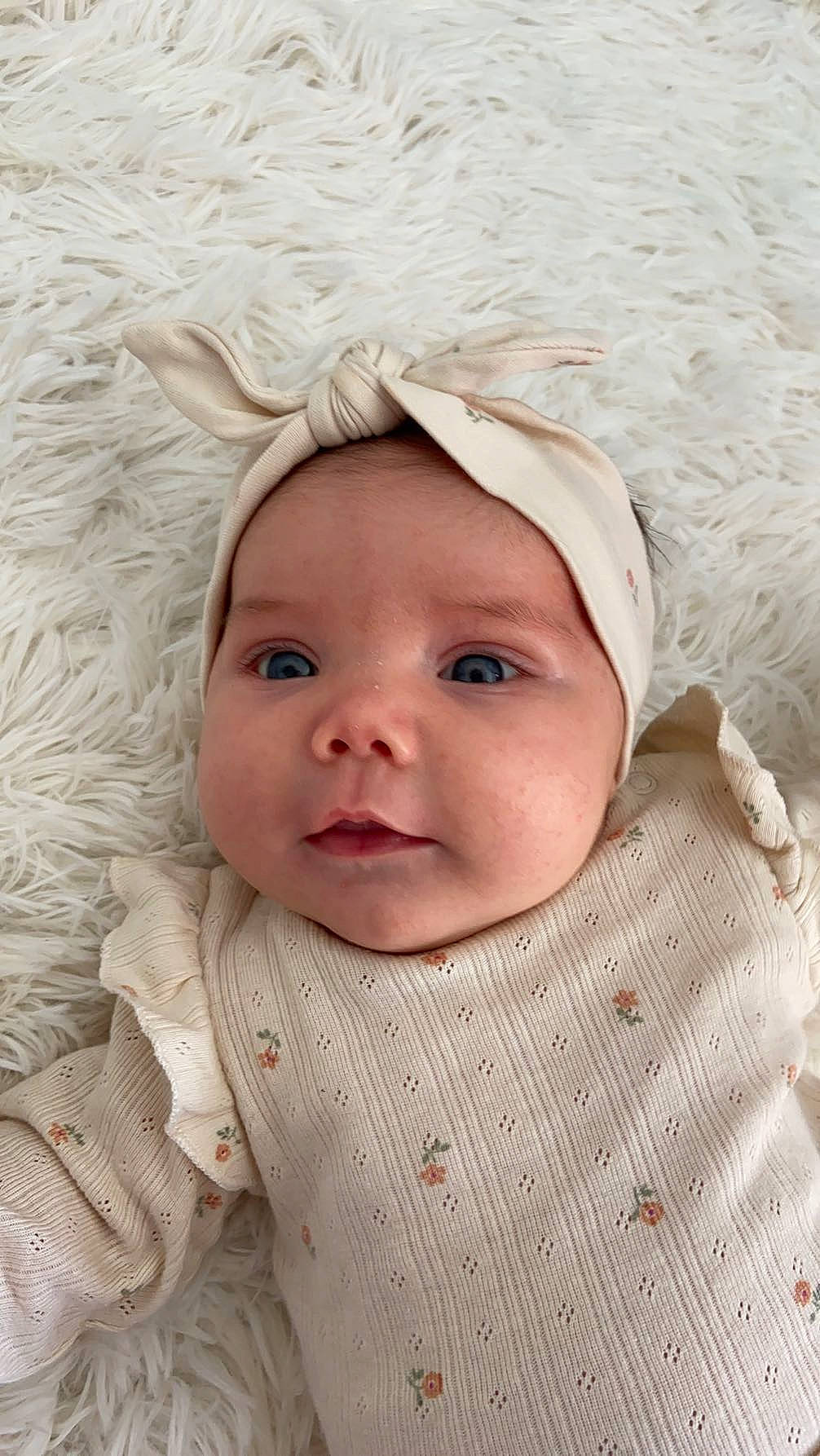 Inaya a rejoint le concours — aidez-le/la à gagner de superbes lots ! baby, baby_toddler_clothing, cap, cheek, child, eye, eyebrow, eyelash, fashion_accessory, happy, head, headwear, knit_cap, linens, lip, person, skin, sleeve, smile, textile