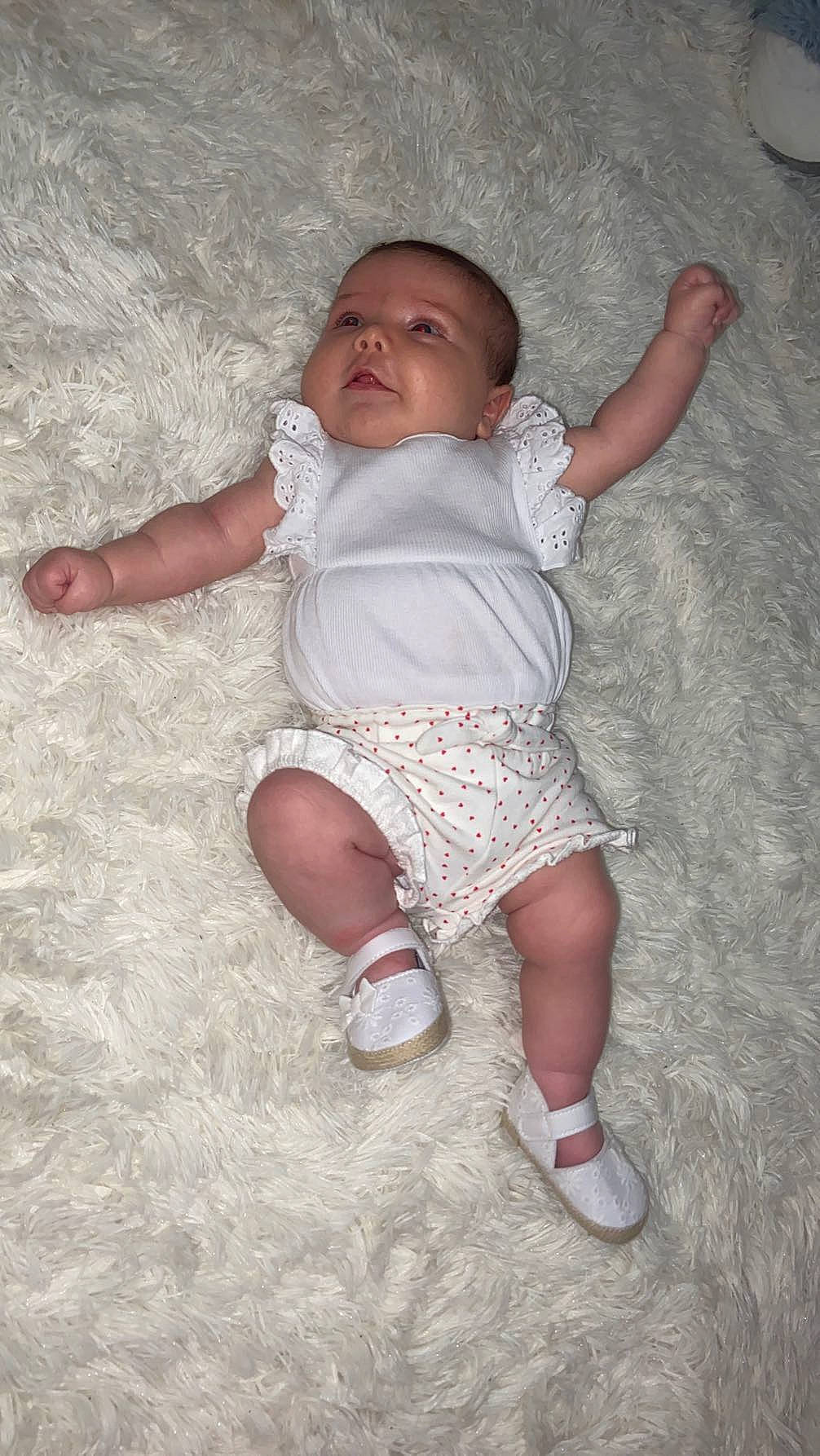 Inaya participe au concours pour gagner de l'argent avec cette photo : arm, baby, baby_toddler_clothing, barefoot, cheek, child, comfort, finger, foot, grass, hand, happy, human_body, joint, leg, person, skin, thigh, thumb, toddler