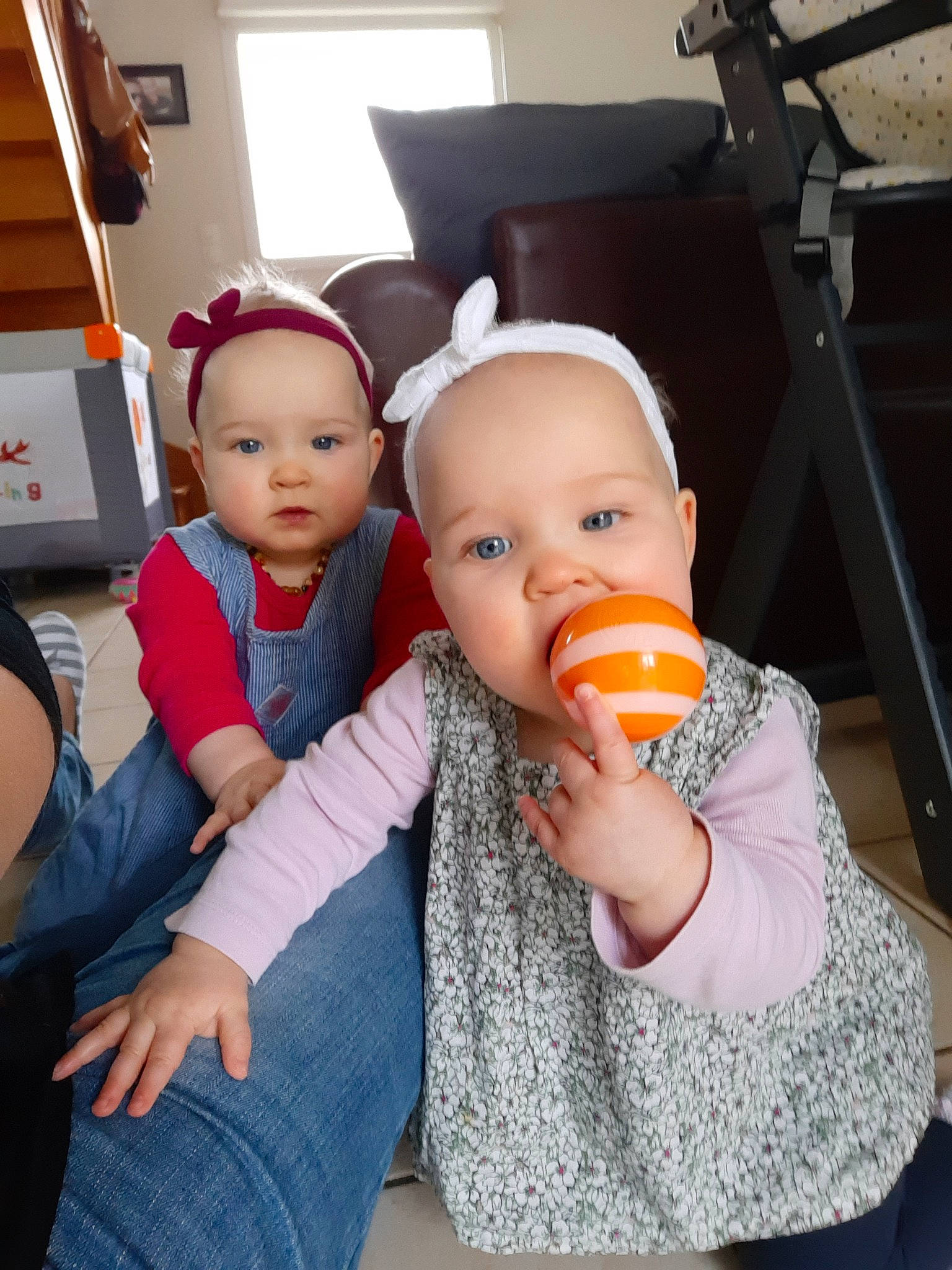 Arya a rejoint le concours — aidez-le/la à gagner de superbes lots ! baby, child, ear, electronic_device, nose, person, room, toddler, vacation