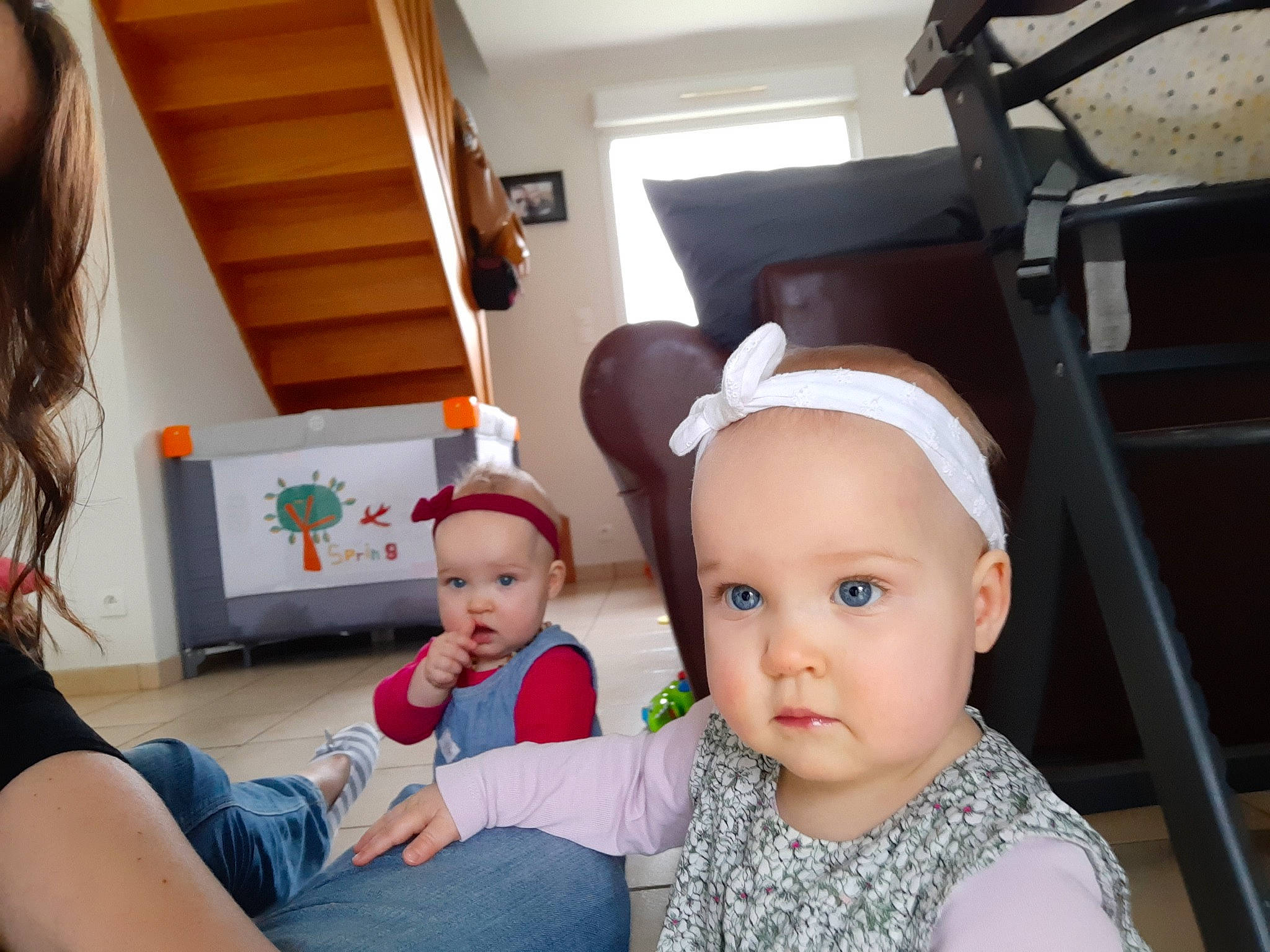 Arwen participe au concours pour gagner de l'argent avec cette photo : baby, cheek, child, daughter, ear, eye, face, head, headgear, mother, person, room, sitting, skin, toddler