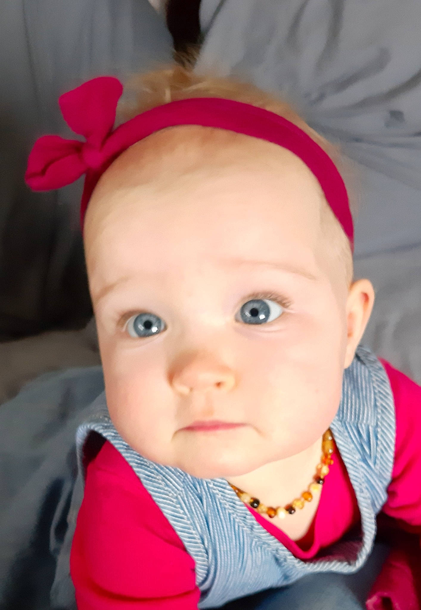 Arwen participe au concours pour gagner de l'argent avec cette photo : baby, cheek, child, chin, ear, eye, face, forehead, hair_accessory, head, headband, headgear, lip, mouth, nose, person, pink, skin, toddler