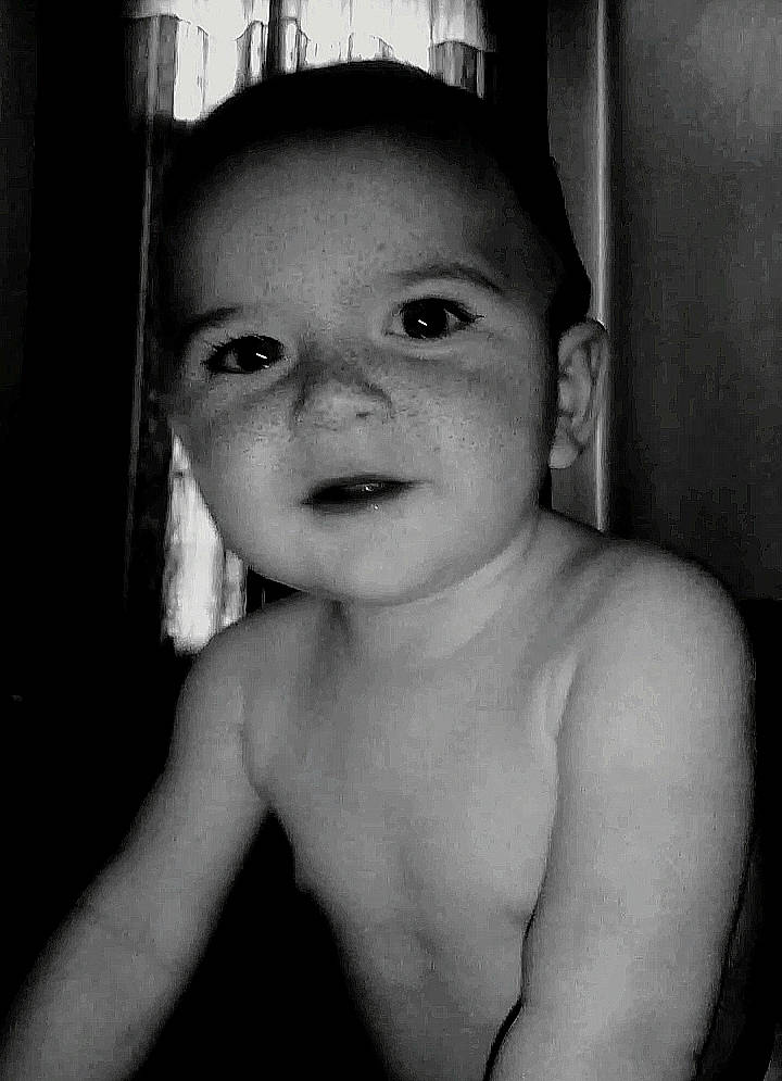 Vieira Kevin participe au concours pour gagner de l'argent avec cette photo : black_and_white, cheek, chin, eyebrow, eyelash, flash_photography, forehead, happy, human_body, iris, jaw, lip, mouth, neck, nose, person, shoulder, skin, smile, style