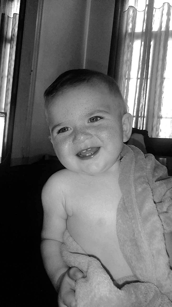 Vieira Kevin participe au concours pour gagner de l'argent avec cette photo : arm, black, black_and_white, cheek, chin, eyebrow, finger, forehead, gesture, hand, happy, iris, jaw, joy, lip, mouth, nose, person, skin, smile