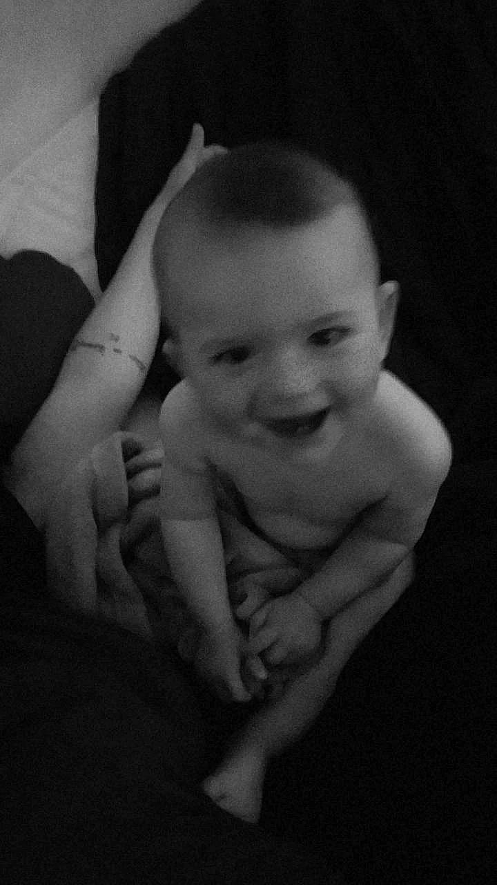 Vieira Kevin a rejoint le concours — aidez-le/la à gagner de superbes lots ! baby, cheek, chest, elbow, finger, flash_photography, gesture, hair, hand, happy, human_body, jaw, joy, leg, lip, mouth, neck, person, smile, stomach