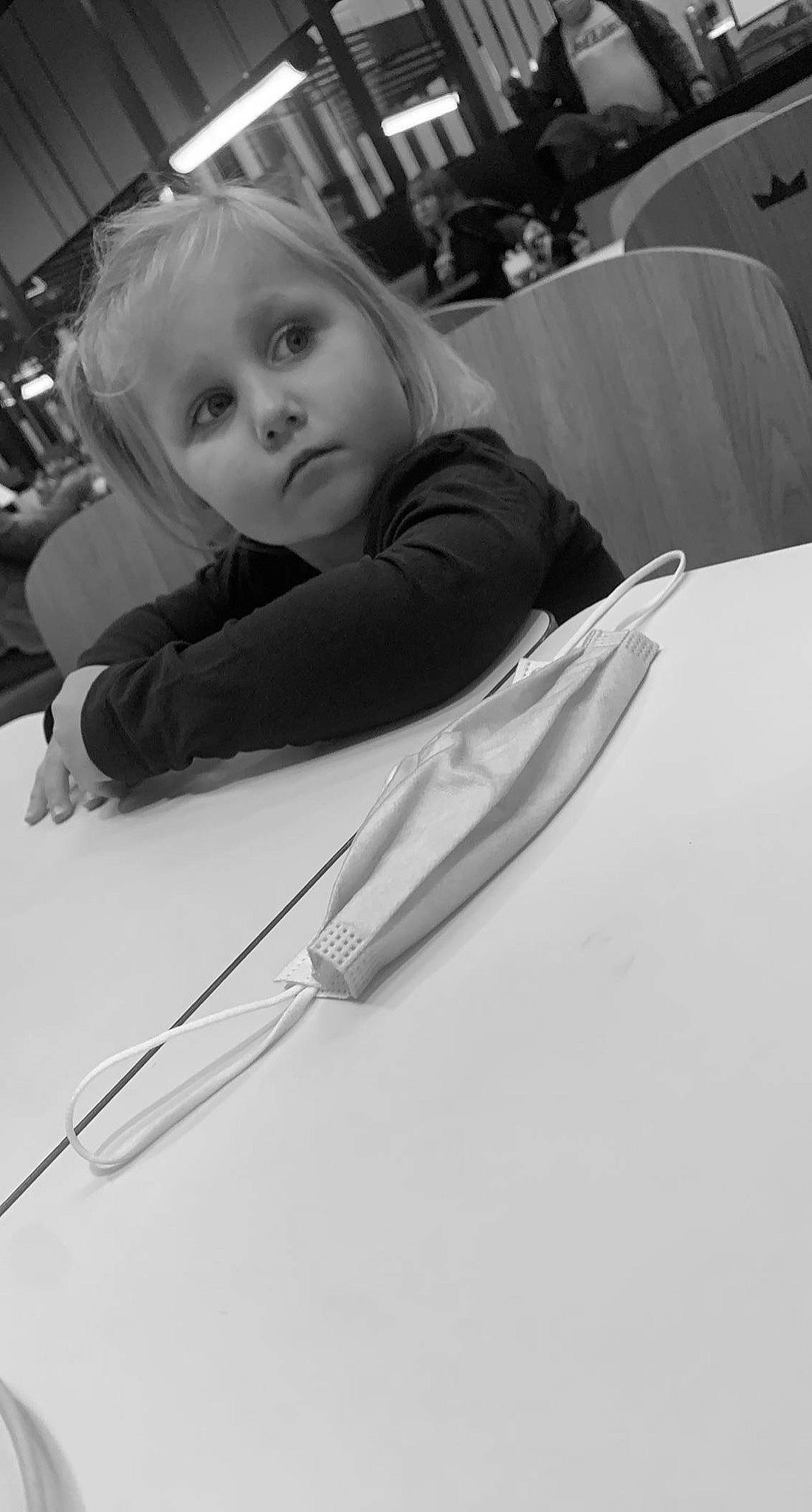 Chloé a rejoint le concours — aidez-le/la à gagner de superbes lots ! baby, black_and_white, chair, child, comfort, flash_photography, flooring, fun, monochrome, monochrome_photography, office_supplies, pen, person, portrait_photography, room, sitting, style, toddler, writing, writing_implement