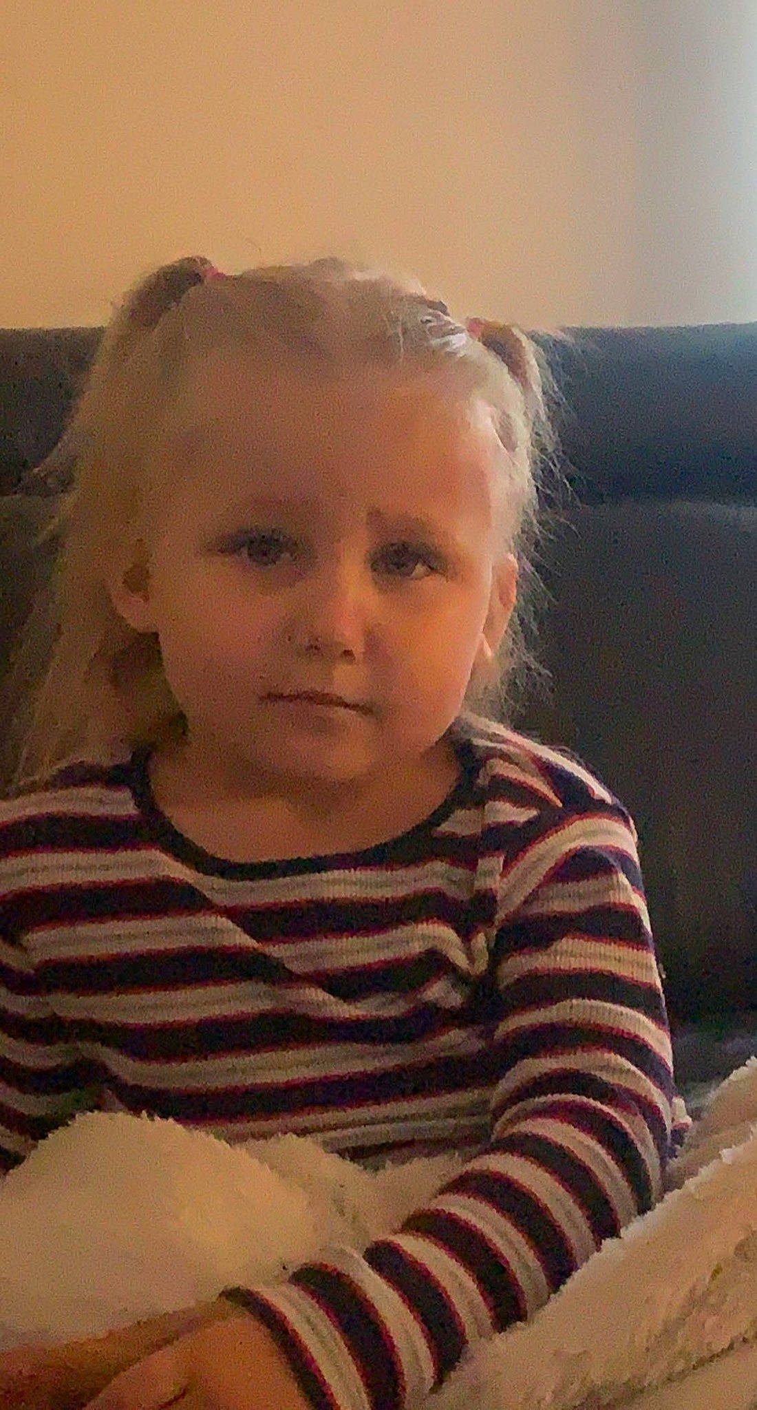 Chloé a rejoint le concours — aidez-le/la à gagner de superbes lots ! baby_toddler_clothing, blond, cheek, child, comfort, eye, face, fun, hair, hairstyle, happy, head, iris, lip, mouth, nose, organ, person, skin, sleeve