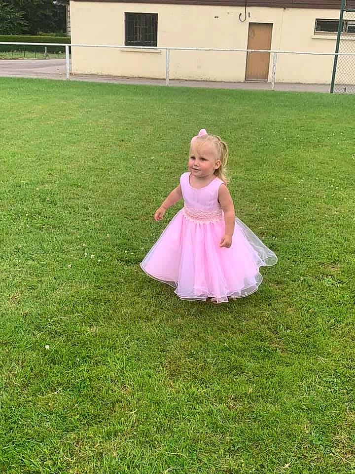 Chloé participe au concours pour gagner de l'argent avec cette photo : baby, baby_toddler_clothing, door, dress, event, fun, grass, grass_family, grassland, happy, joy, landscape, lawn, magenta, meadow, people_in_nature, person, plant, recreation, shrub