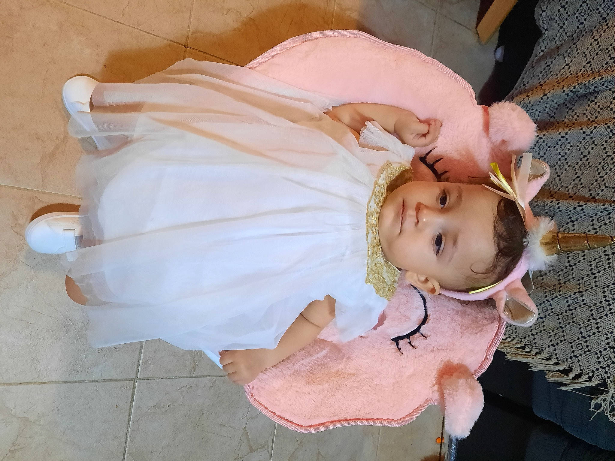Mila participe au concours pour gagner de l'argent avec cette photo : baby, baby_products, baby_toddler_clothing, child, comfort, costume, dress, eyelash, finger, happy, hat, human_leg, peach, person, pink, product, skin, sleeve, toddler