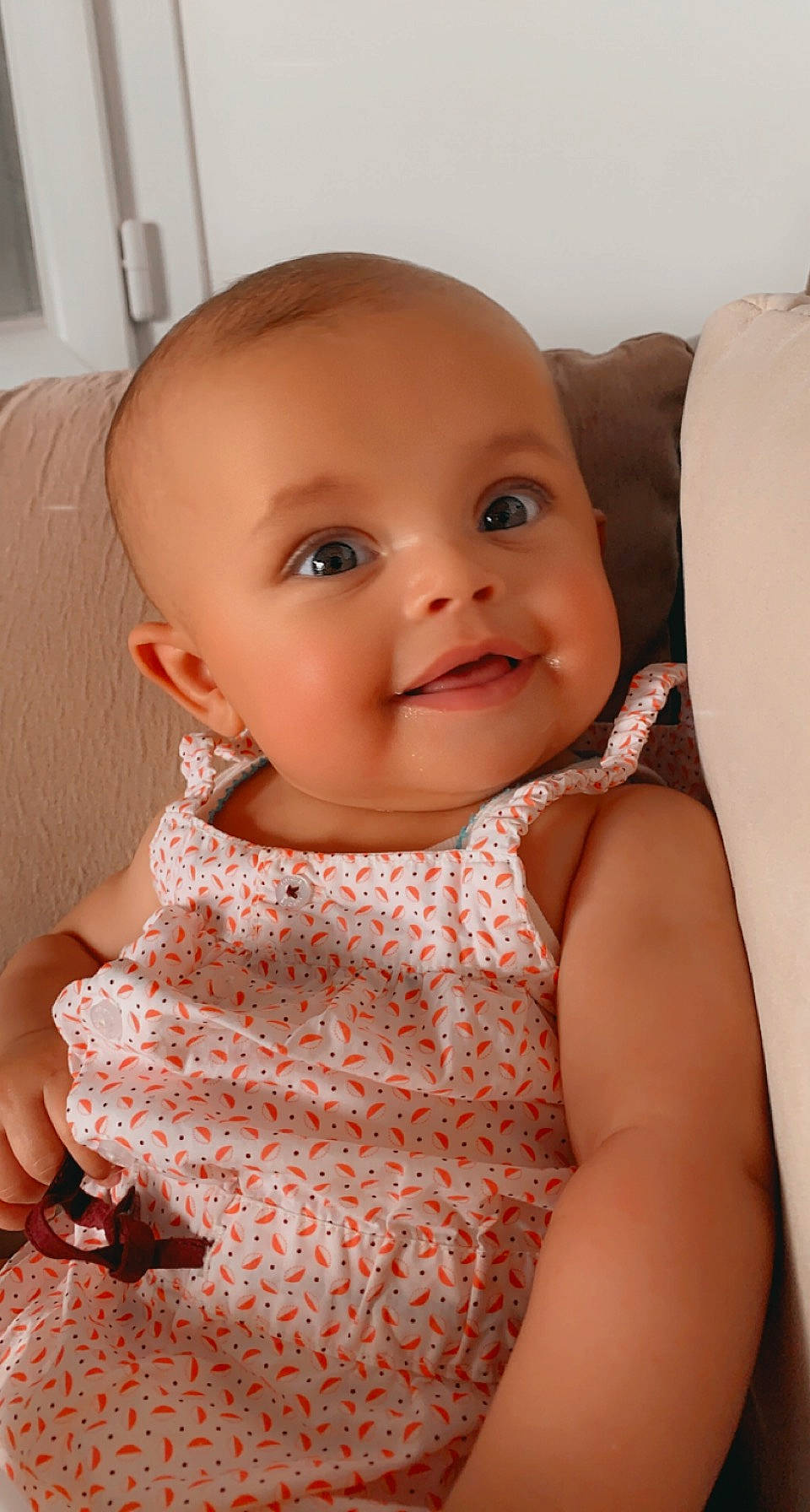 Léona participe au concours pour gagner de l'argent avec cette photo : baby, baby_toddler_clothing, cheek, child, chin, day_dress, dress, eye, eyelash, happy, iris, joy, lip, mouth, neck, nose, person, shoulder, skin, sleeve