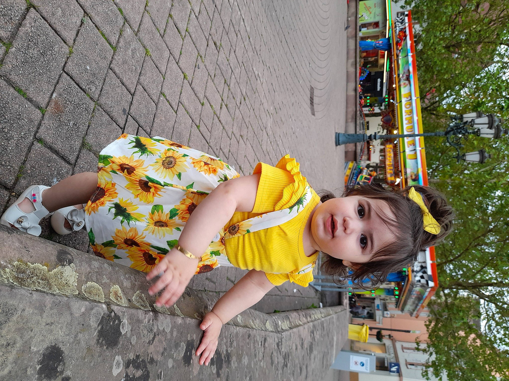 Aïcha participe au concours pour gagner de l'argent avec cette photo : asphalt, child, city, dress, fun, grass, human_leg, leisure, pattern, person, plant, road, road_surface, sidewalk, sitting, street, street_fashion, thigh, toddler, tree