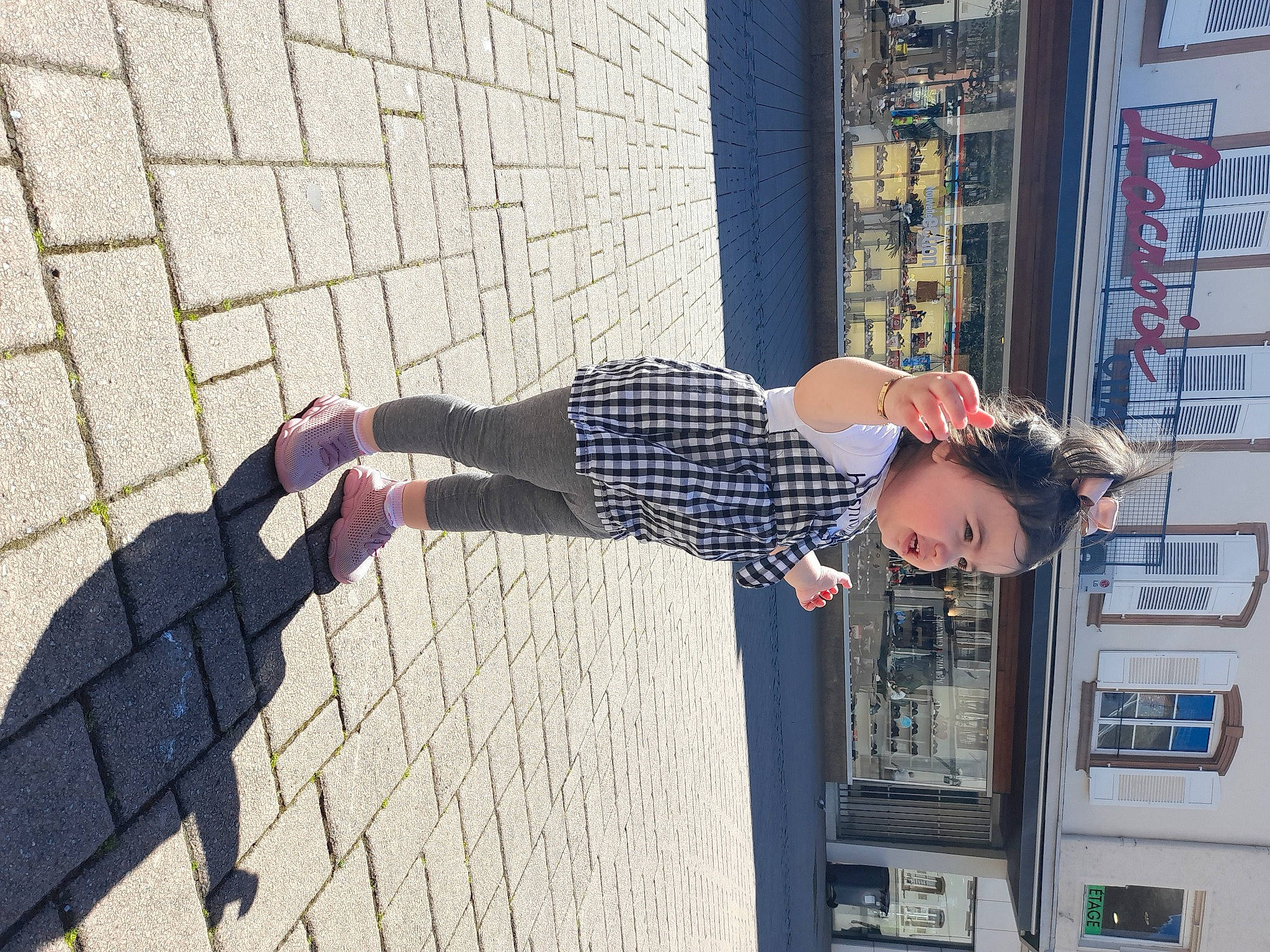 Aïcha a rejoint le concours — aidez-le/la à gagner de superbes lots ! brick, brickwork, city, cobblestone, eyewear, facade, flooring, fun, human_leg, pattern, pedestrian, person, plaid, road, road_surface, shadow, sidewalk, street, street_fashion, vacation