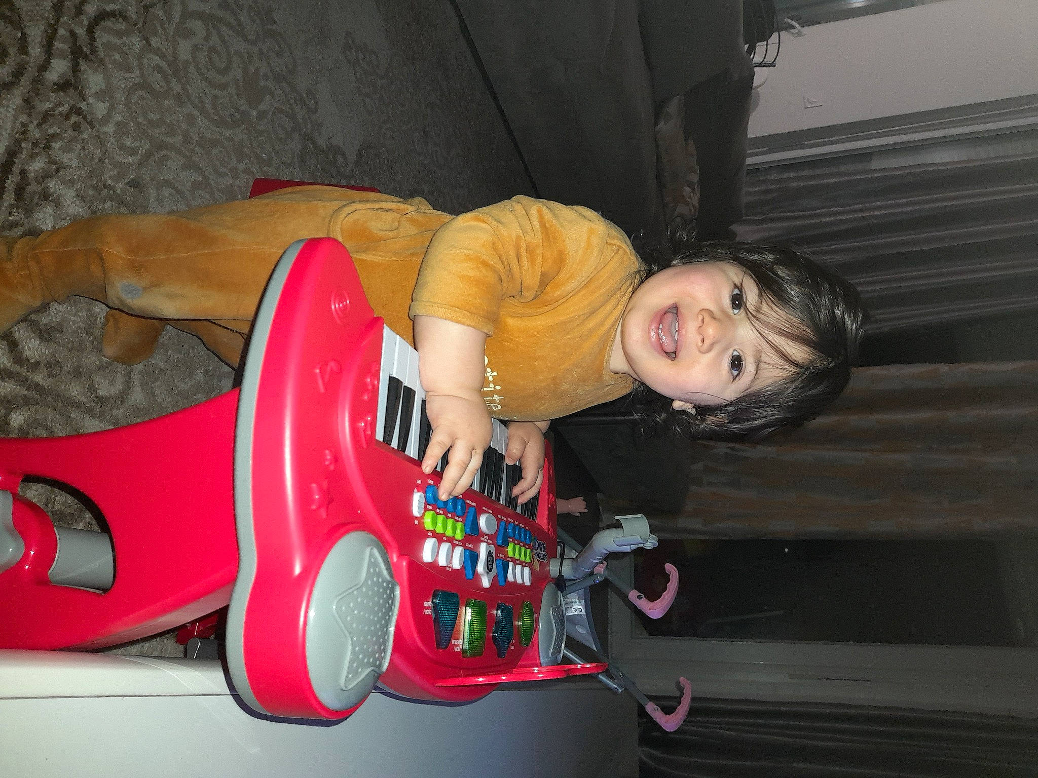 Haroün a rejoint le concours — aidez-le/la à gagner de superbes lots ! auto_part, automotive_design, boot, bumper, carmine, comfort, fender, flash_photography, fun, human_leg, knee, magenta, nail, person, plastic, room, sitting, smile, thigh, toy