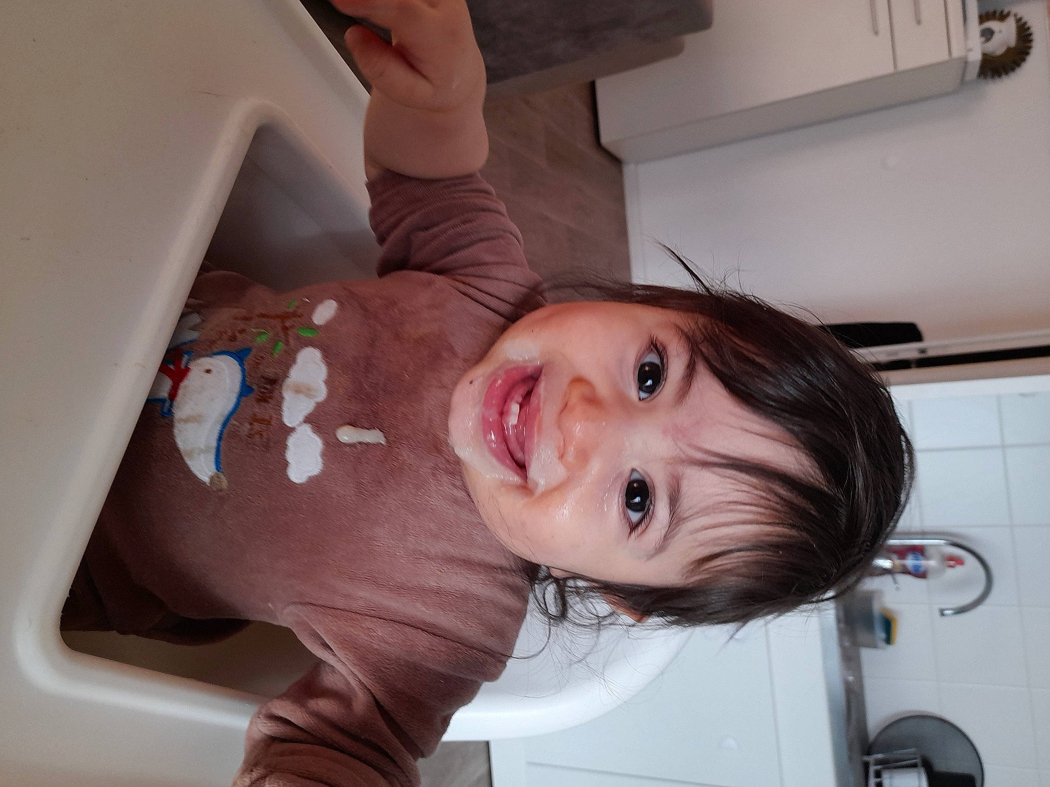 Haroün participe au concours pour gagner de l'argent avec cette photo : arm, baby, cheek, chin, ear, eye, eyebrow, eyelash, face, finger, gesture, iris, jaw, joy, lip, mouth, neck, nose, person, skin