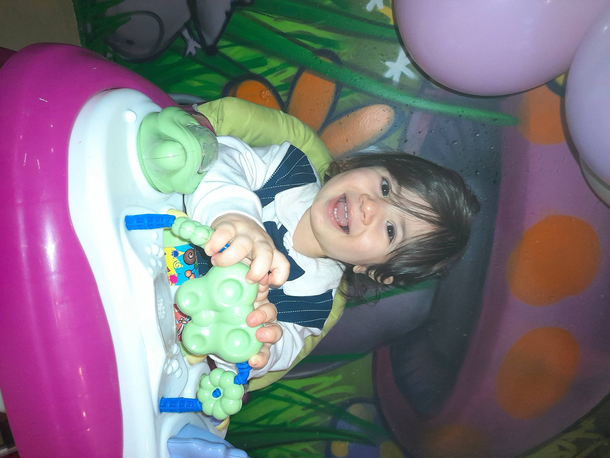 Haroün a rejoint le concours — aidez-le/la à gagner de superbes lots ! baby, baby_products, baby_toddler_clothing, balloon, child, drinkware, event, eye, facial_expression, fun, happy, human_body, party_supply, person, plastic_bottle, play, skin, smile, textile, toddler