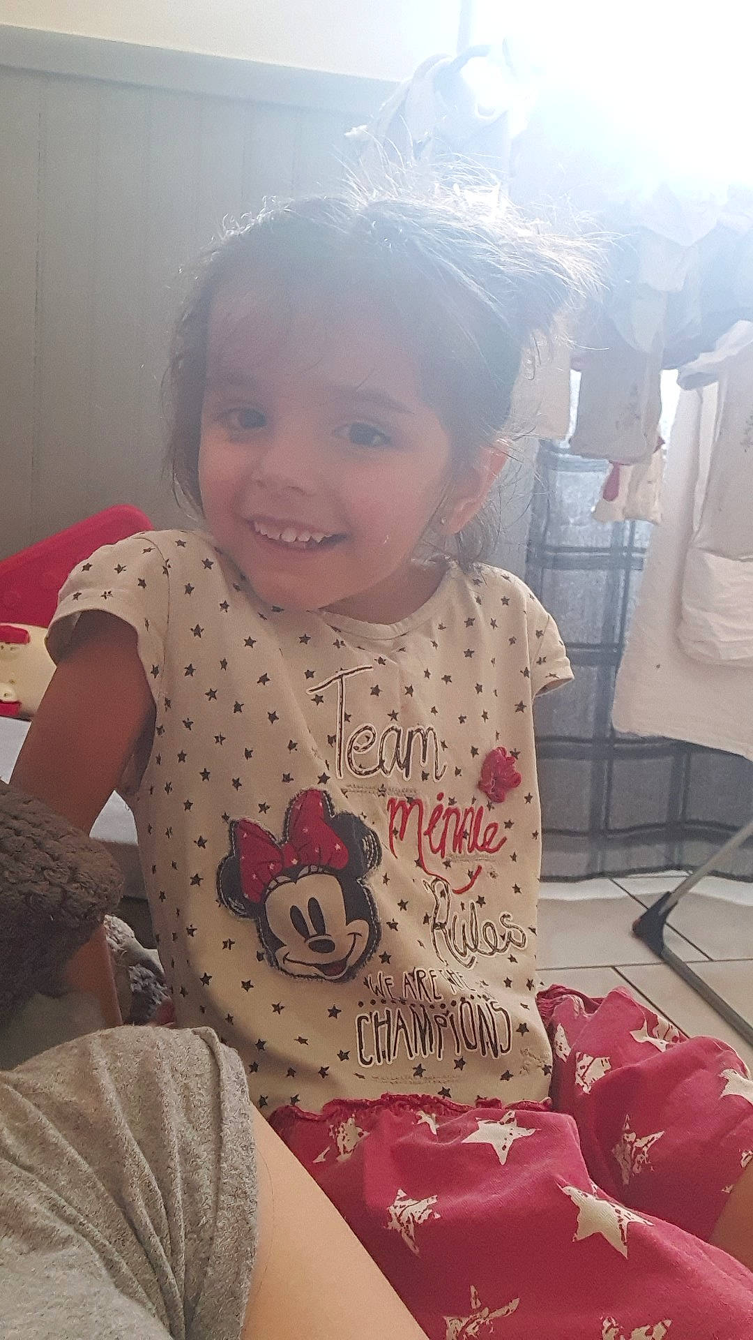 Kelhya participe au concours pour gagner de l'argent avec cette photo : baby, baby_toddler_clothing, chair, cheek, child, comfort, cool, fun, hair, hairstyle, happy, joy, linens, mouth, person, pink, sitting, skin, sleeve, smile