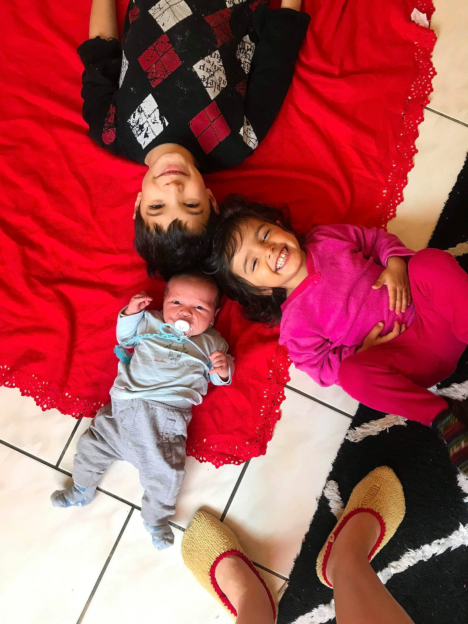 Kelhya a rejoint le concours — aidez-le/la à gagner de superbes lots ! black, child, comfort, event, fun, happy, human, joy, lap, leg, leisure, magenta, organ, person, pink, red, skin, sleeve, smile, thigh