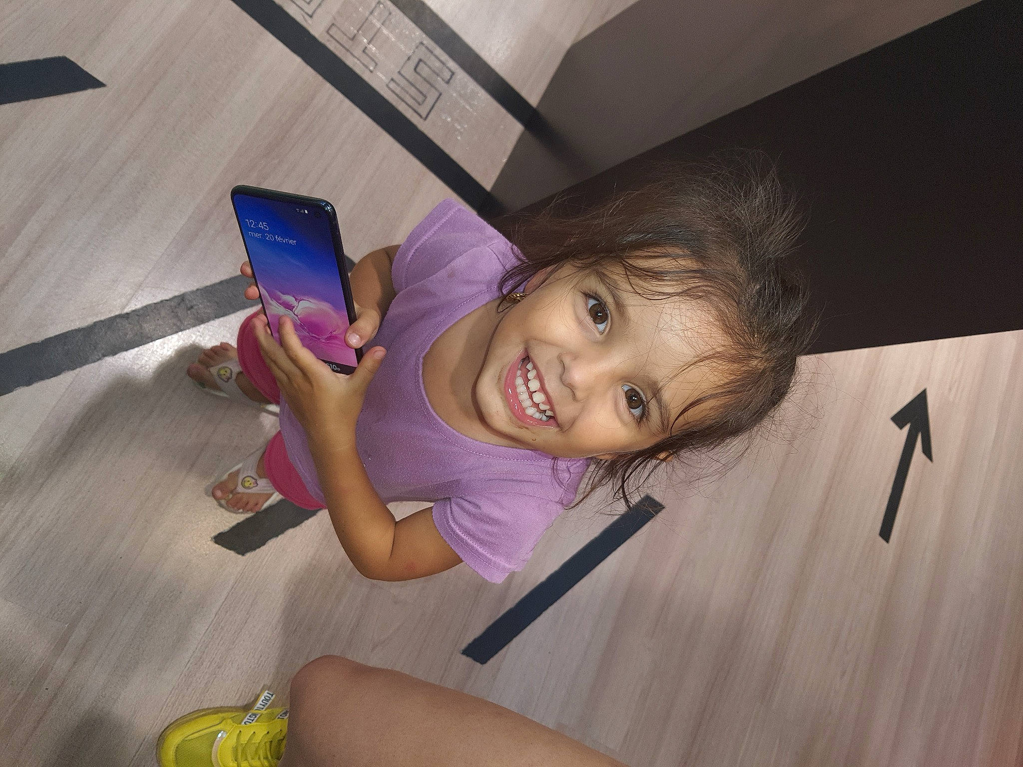 Kelhya a rejoint le concours — aidez-le/la à gagner de superbes lots ! communication_device, finger, floor, flooring, foot, fun, happy, human_leg, joy, leg, leisure, long_hair, mobile_phone, mouth, person, portable_communications_device, skin, smile, thigh, thumb