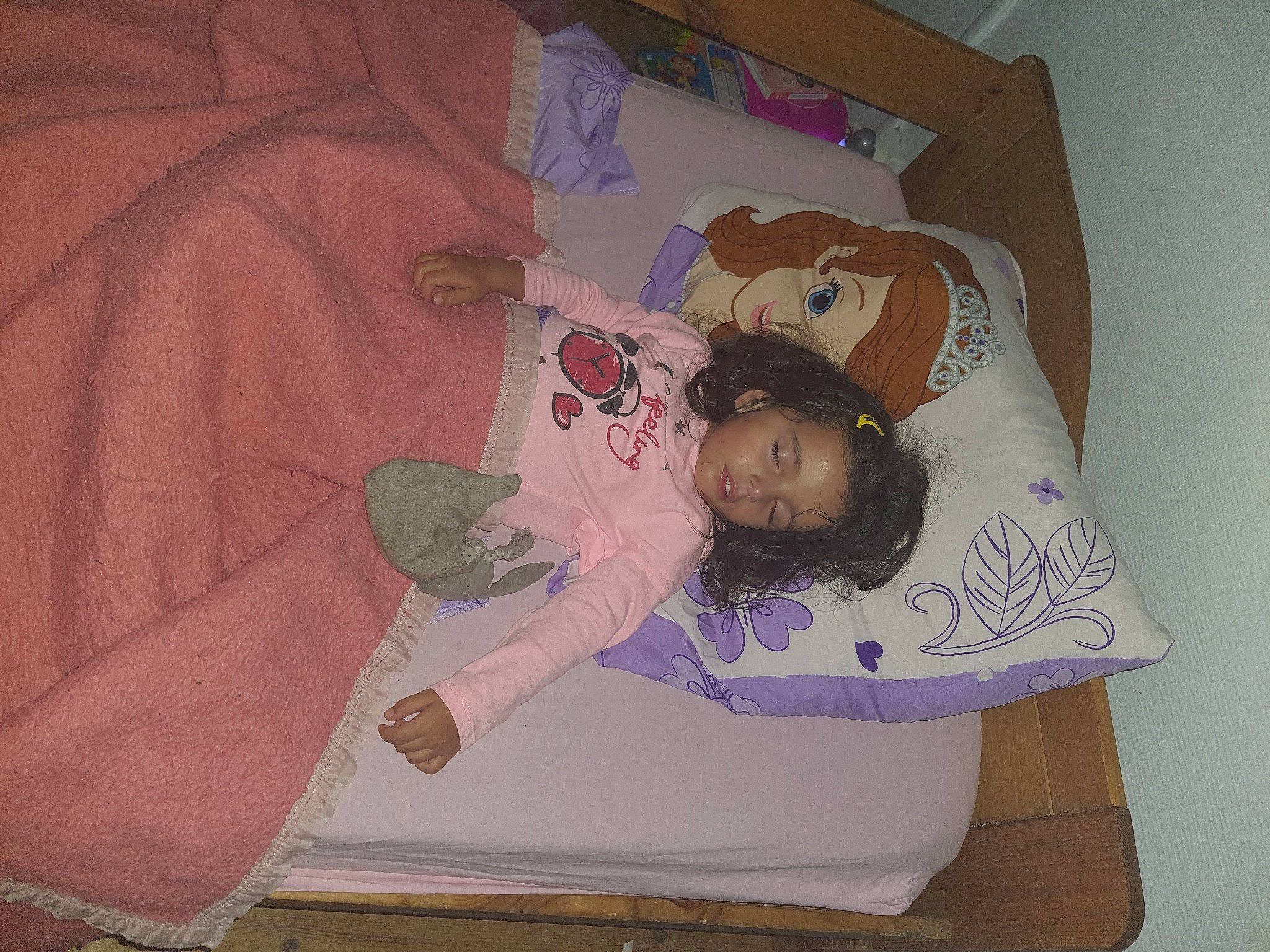 Kelhya participe au concours pour gagner de l'argent avec cette photo : art, baby, baby_products, baby_toddler_clothing, bedtime, carmine, child, comfort, illustration, linens, magenta, paper, paper_product, pattern, person, room, sleeve, textile, toddler, visual_arts