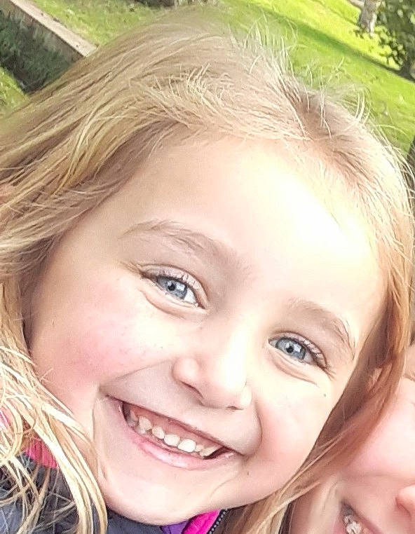 Emy a rejoint le concours — aidez-le/la à gagner de superbes lots ! cheek, chin, eye, eyebrow, eyelash, face, facial_expression, forehead, green, hair, hairstyle, head, joy, light, lip, mouth, nose, organ, person, photograph