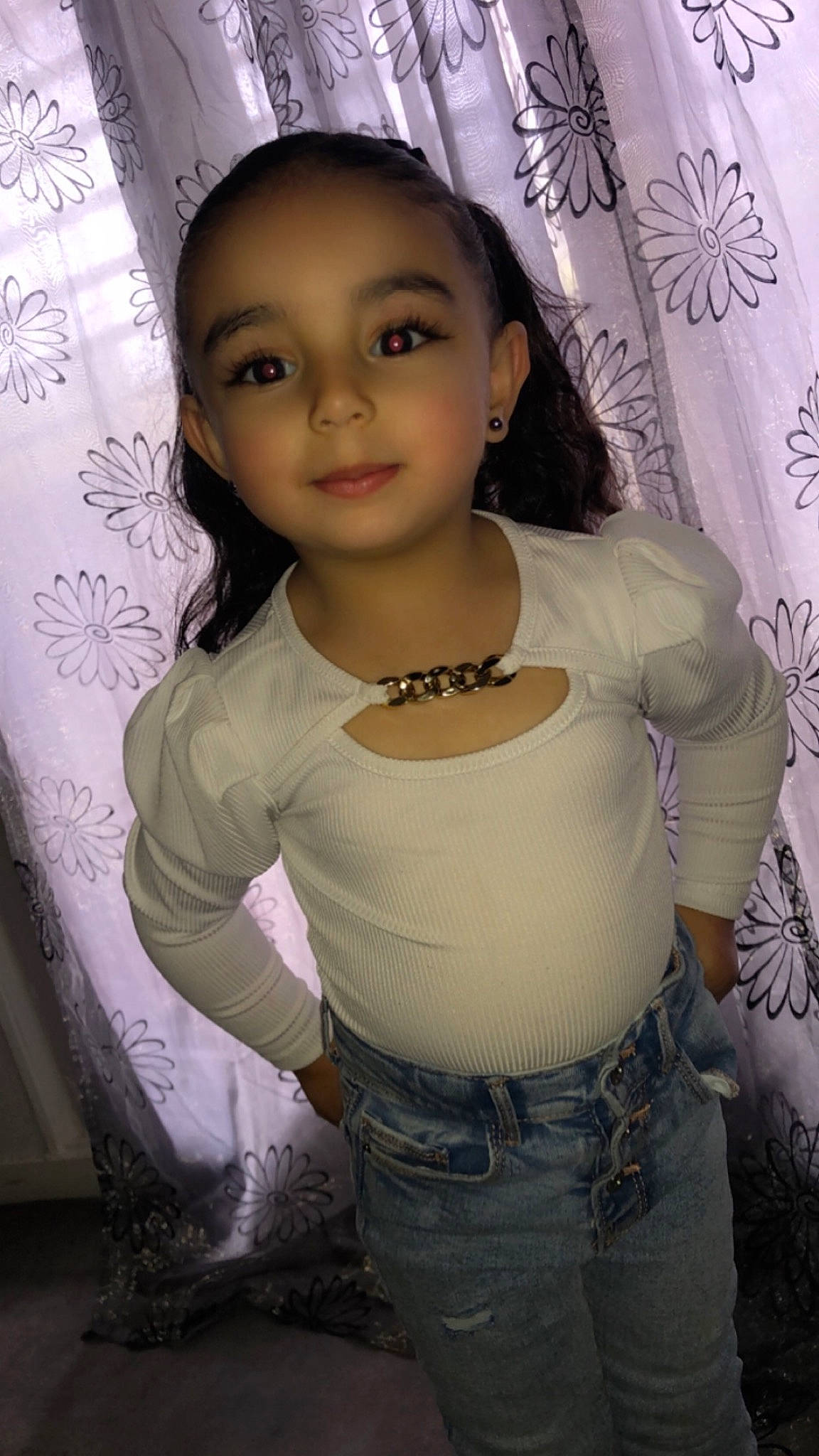 Inaya participe au concours pour gagner de l'argent avec cette photo : arm, cheek, clothing, eye, eyebrow, face, flash_photography, gesture, hair, hairstyle, head, human_body, jeans, joint, joy, neck, person, shoulder, skin, sleeve