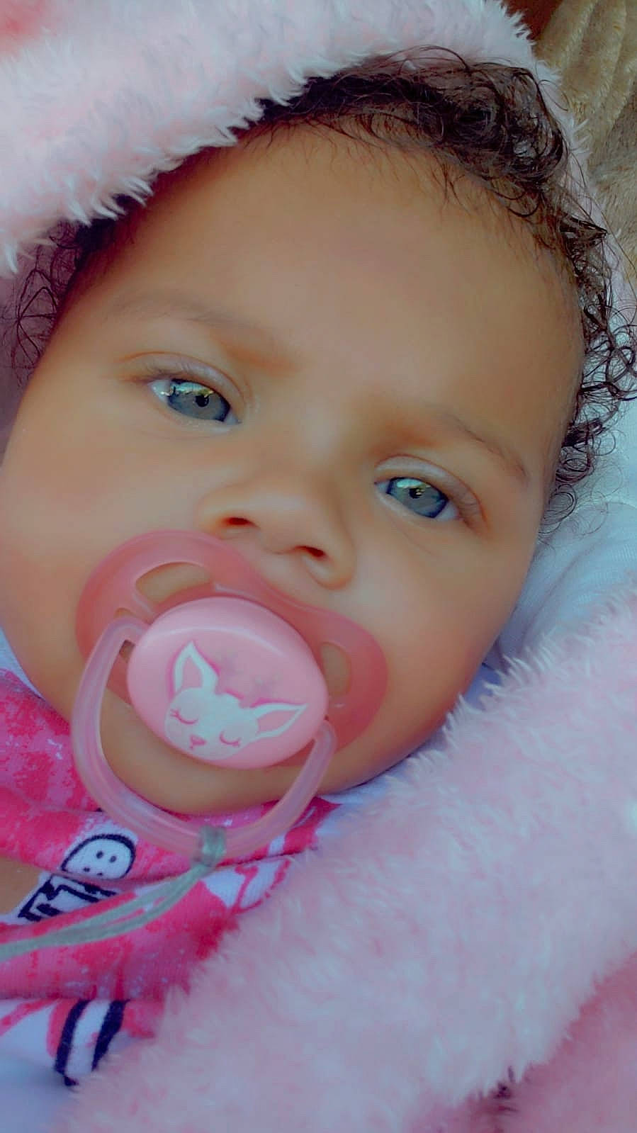 Nelya participe au concours pour gagner de l'argent avec cette photo : baby, baby_toddler_clothing, cheek, child, chin, ear, eyelash, face, facial_expression, fun, happy, head, iris, lip, mouth, nose, organ, person, pink, skin