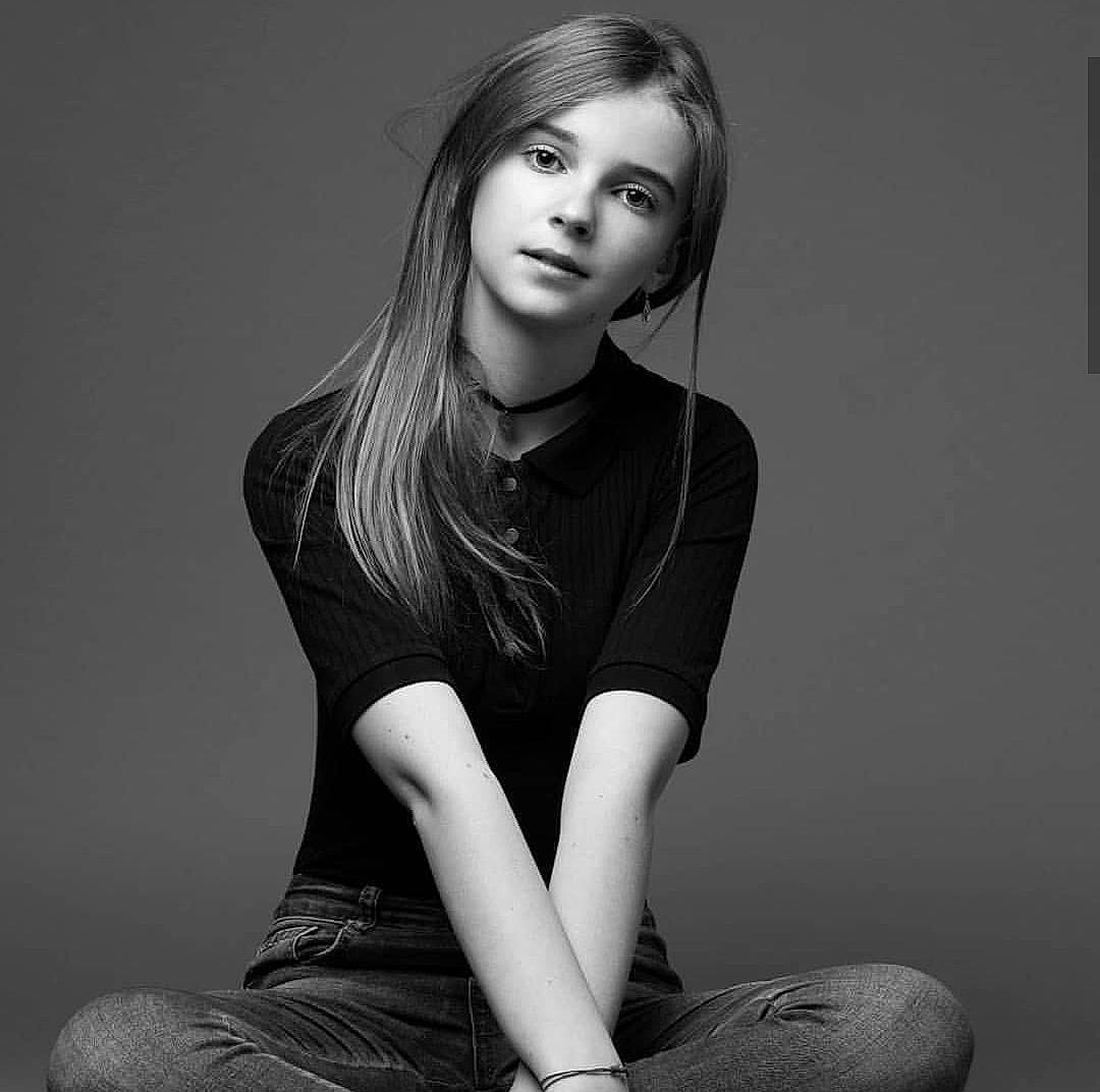 Clara a rejoint le concours — aidez-le/la à gagner de superbes lots ! beauty, black, black_and_white, eye, face, fashion, flash_photography, hair, hairstyle, joint, leg, lip, long_hair, model, monochrome, neck, person, photo_shoot, photography, shoulder