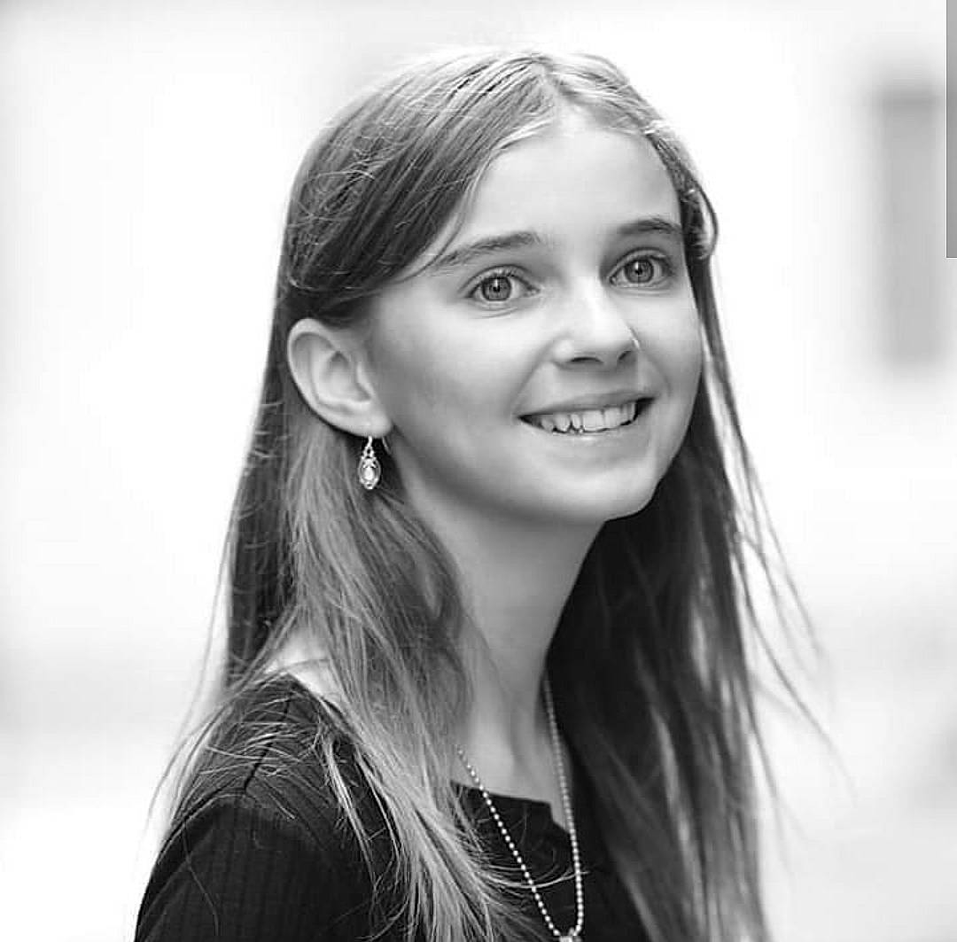 Clara participe au concours pour gagner de l'argent avec cette photo : beauty, black, black_and_white, chin, eye, eyebrow, face, facial_expression, hair, hairstyle, joy, lady, lip, monochrome, monochrome_photography, person, photograph, photography, portrait, skin