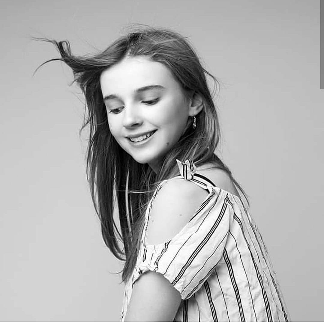 Clara participe au concours pour gagner de l'argent avec cette photo : beauty, black_and_white, eye, eyebrow, face, hair, hairstyle, joy, lady, lip, long_hair, model, monochrome, monochrome_photography, person, photo_shoot, photograph, portrait, shoulder, skin