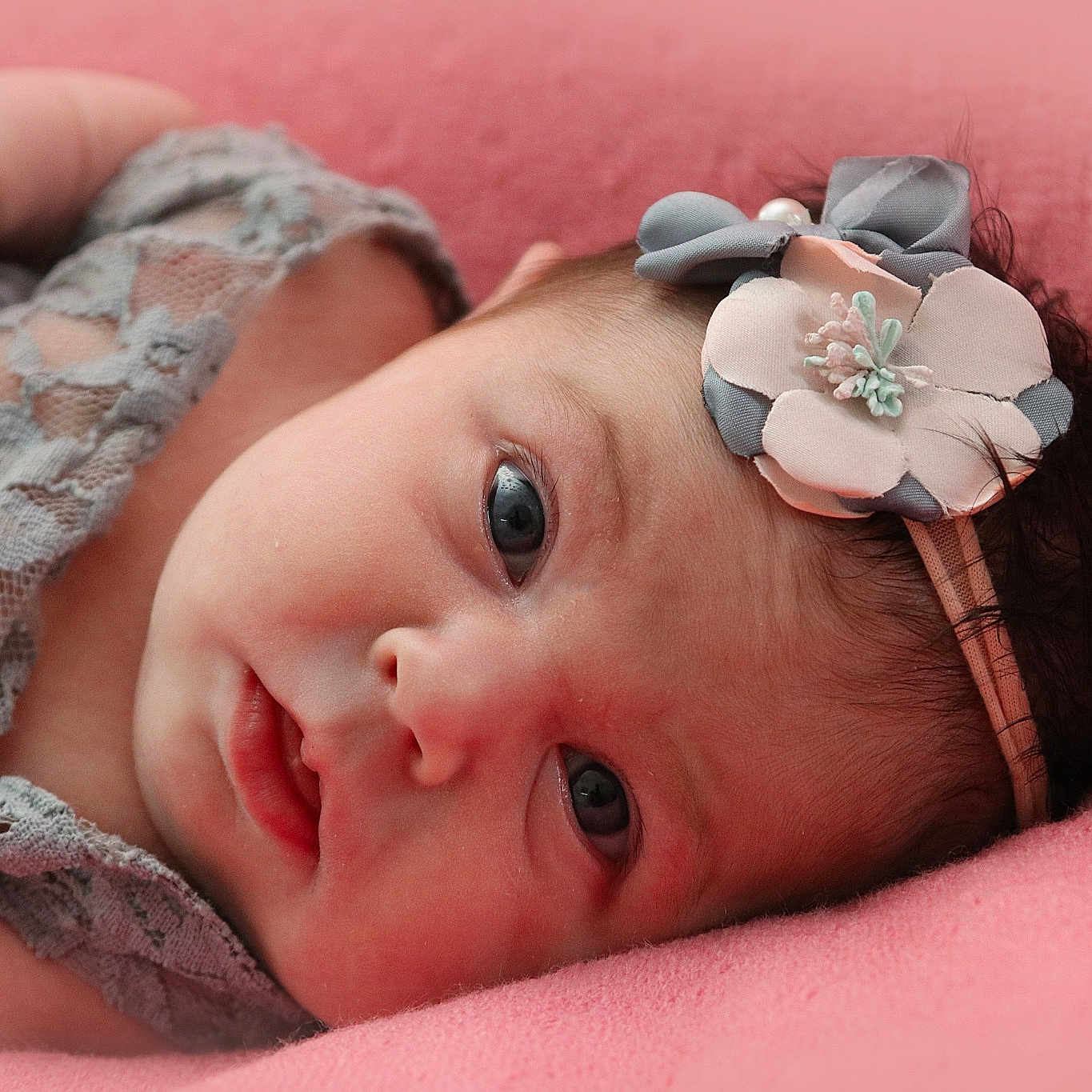 Théa a rejoint le concours — aidez-le/la à gagner de superbes lots ! baby, cheek, child, close_up, eye, fashion_accessory, forehead, hair_accessory, head, headband, headgear, mouth, nose, photography, skin